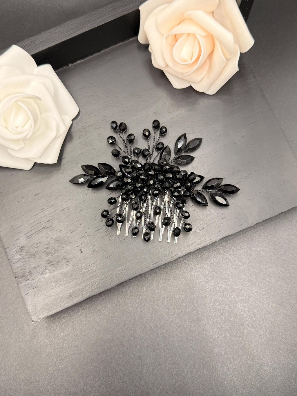 Feiner Kristall Brauthaarkamm – edles Haaraccessoire für klassische Brautlooks - AVYRAA BRIDAL