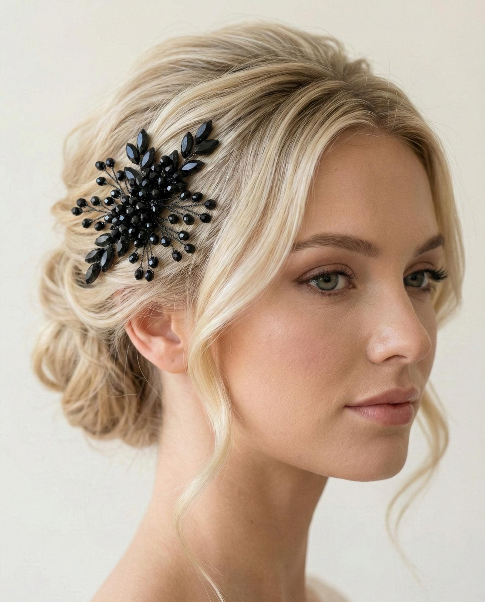 Feiner Kristall Brauthaarkamm – edles Haaraccessoire für klassische Brautlooks - AVYRAA BRIDAL