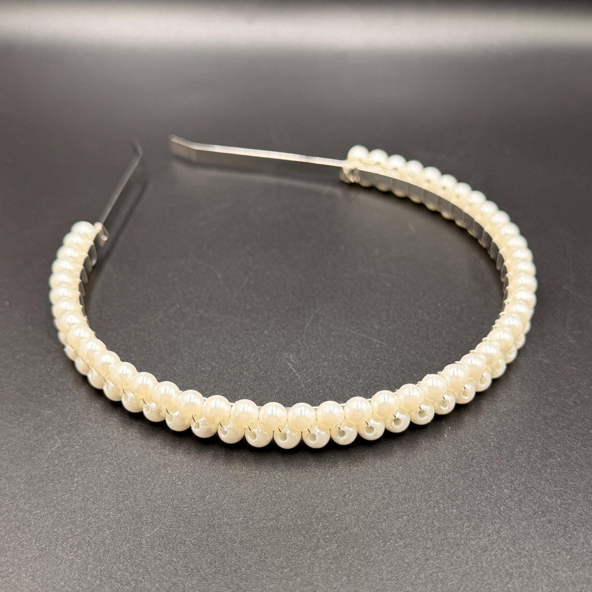 Feiner Perlen Haarreif für schlichte Brautfrisuren - AVYRAA BRIDAL