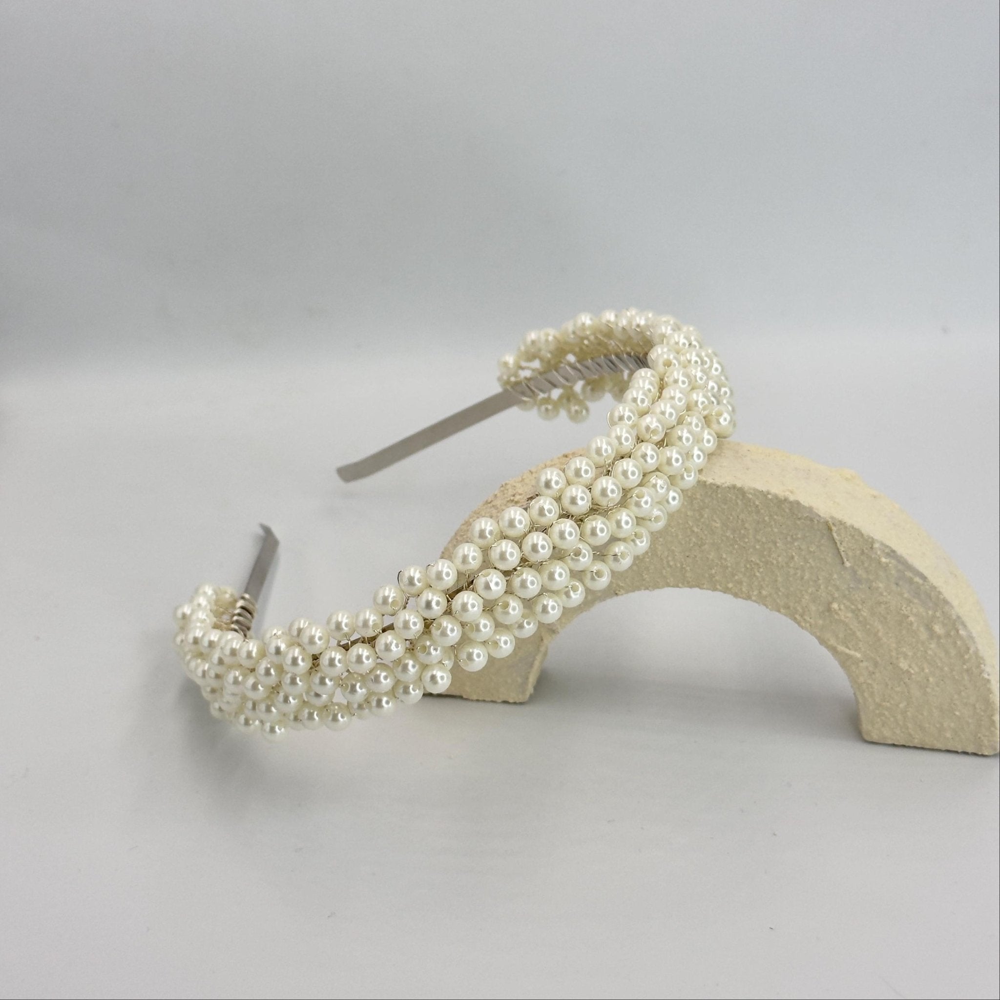 Filigrane Braut Tiara mit Perlen und Kristallen - AVYRAA BRIDAL