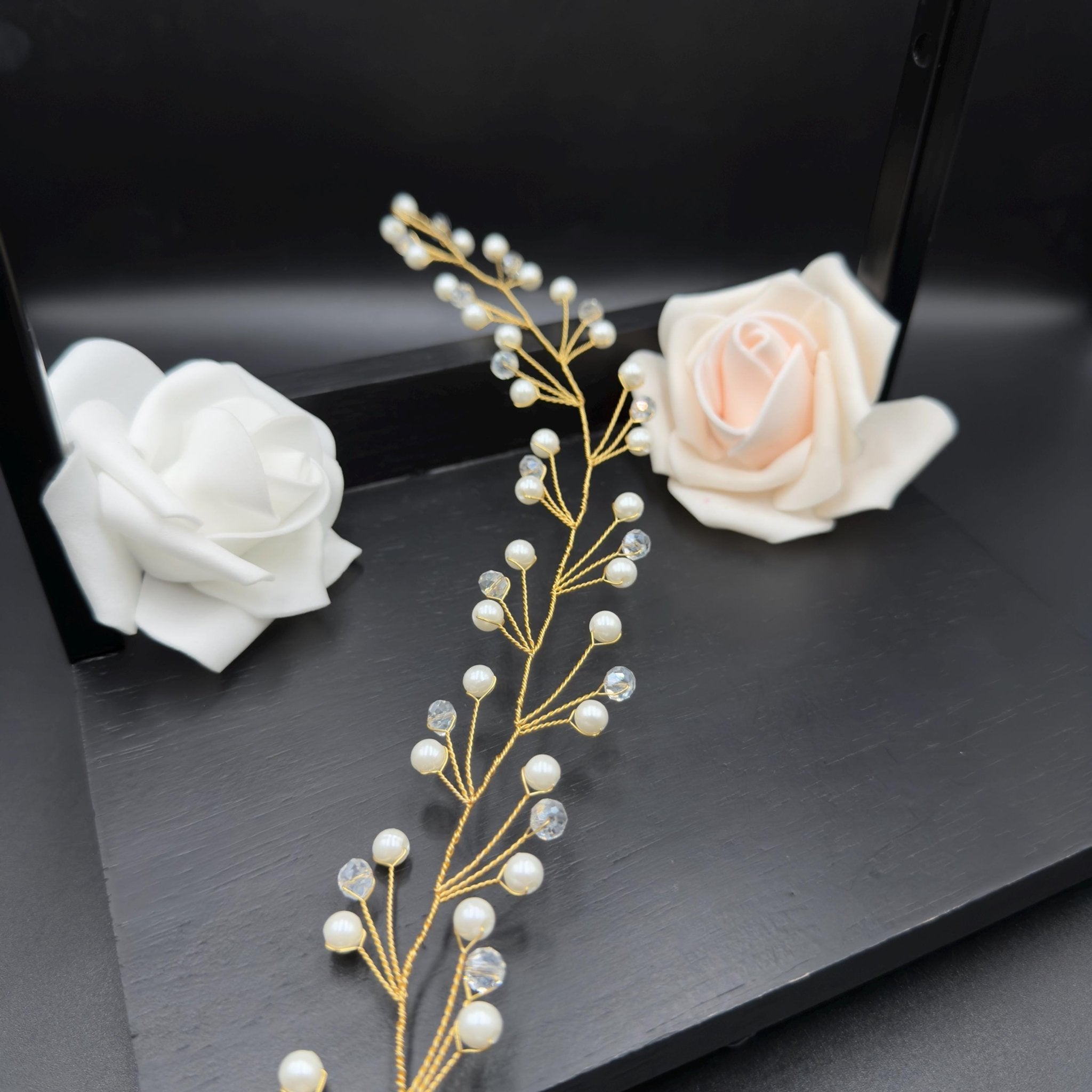 Flexible Haarranke mit Kristallen und runden Perlen - AVYRAA BRIDAL