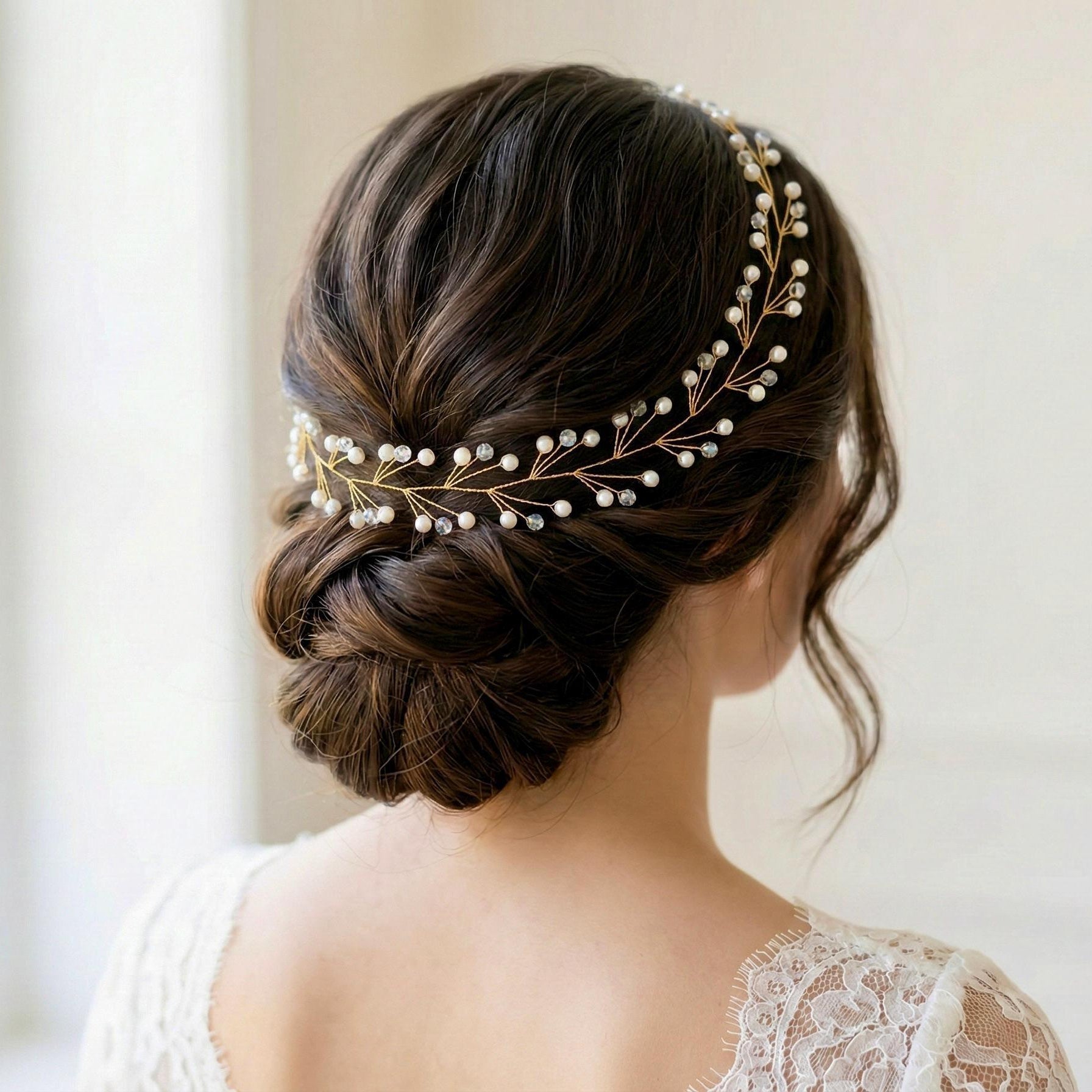 Flexible Haarranke mit Kristallen und runden Perlen - AVYRAA BRIDAL