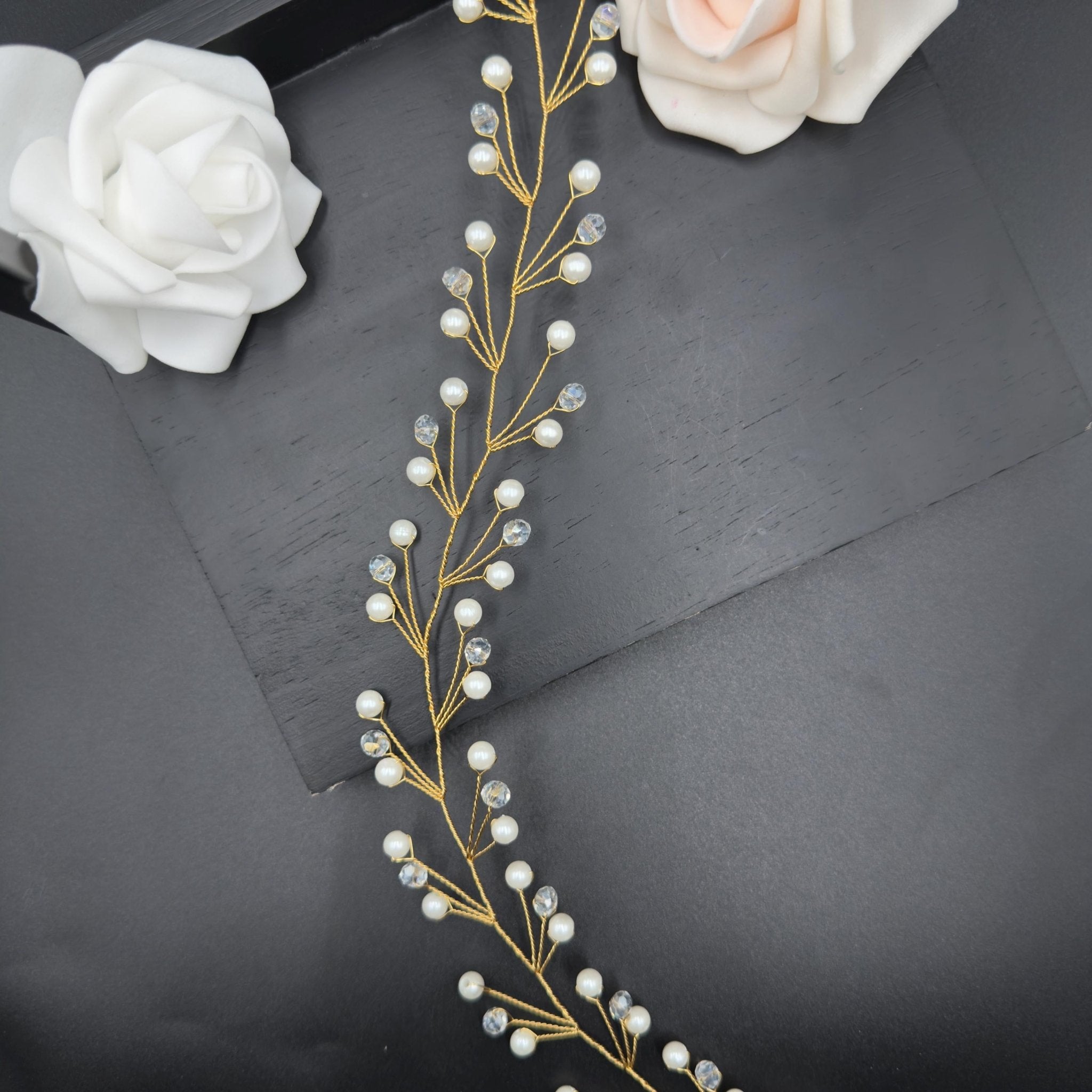 Flexible Haarranke mit Kristallen und runden Perlen - AVYRAA BRIDAL
