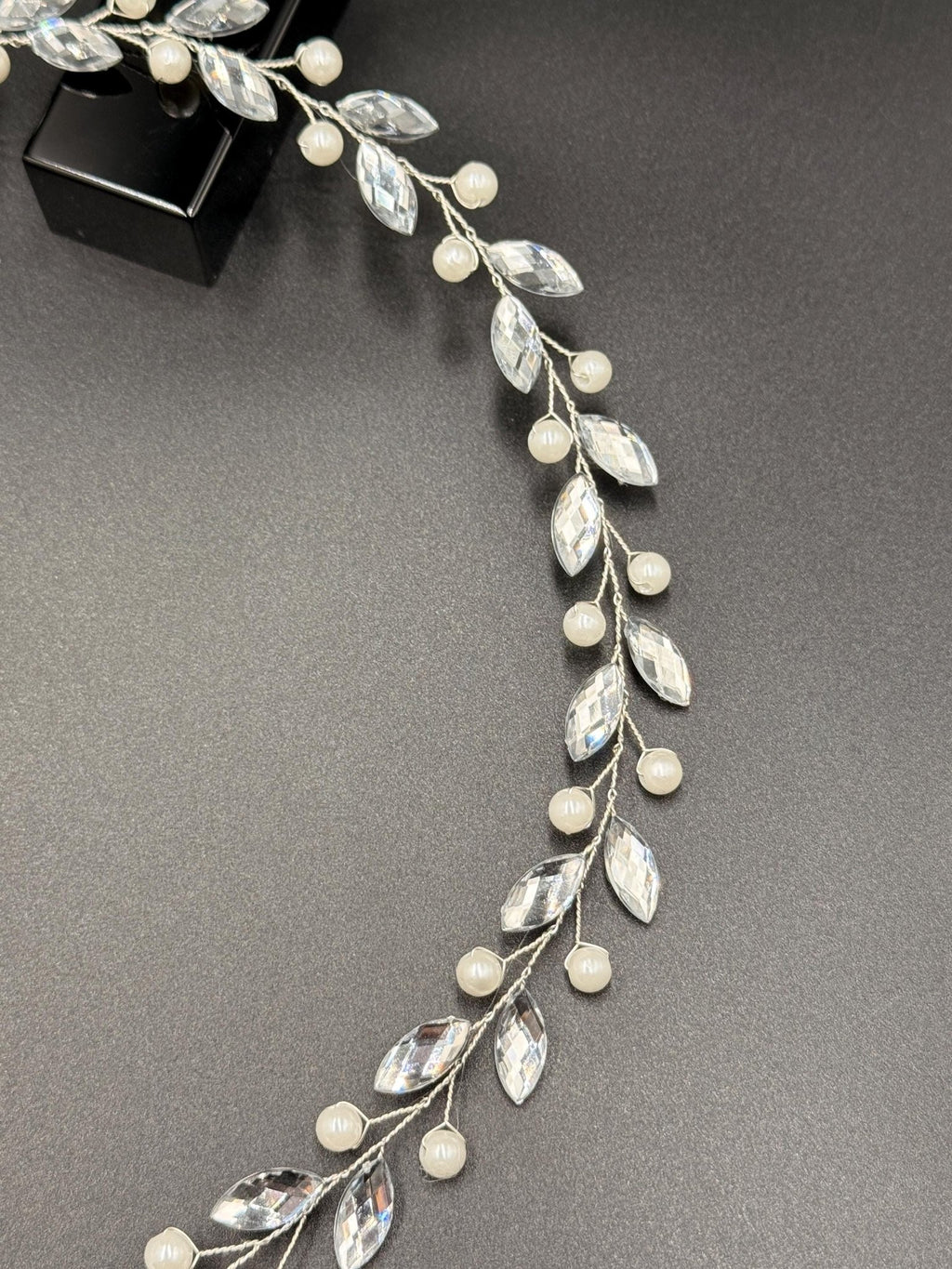 Flexible Haarranke mit marmorierten Perlen für Brautfrisuren - AVYRAA BRIDAL