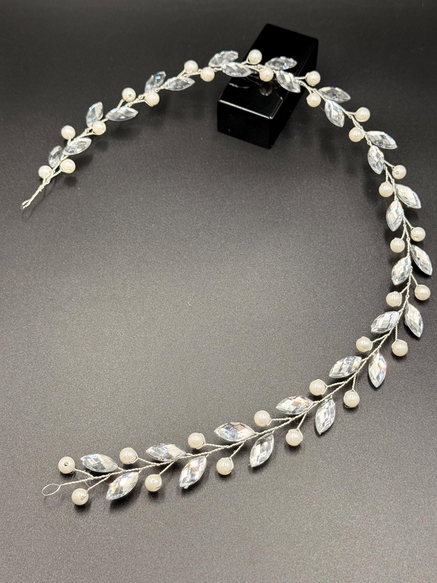 Flexible Haarranke mit marmorierten Perlen für Brautfrisuren - AVYRAA BRIDAL