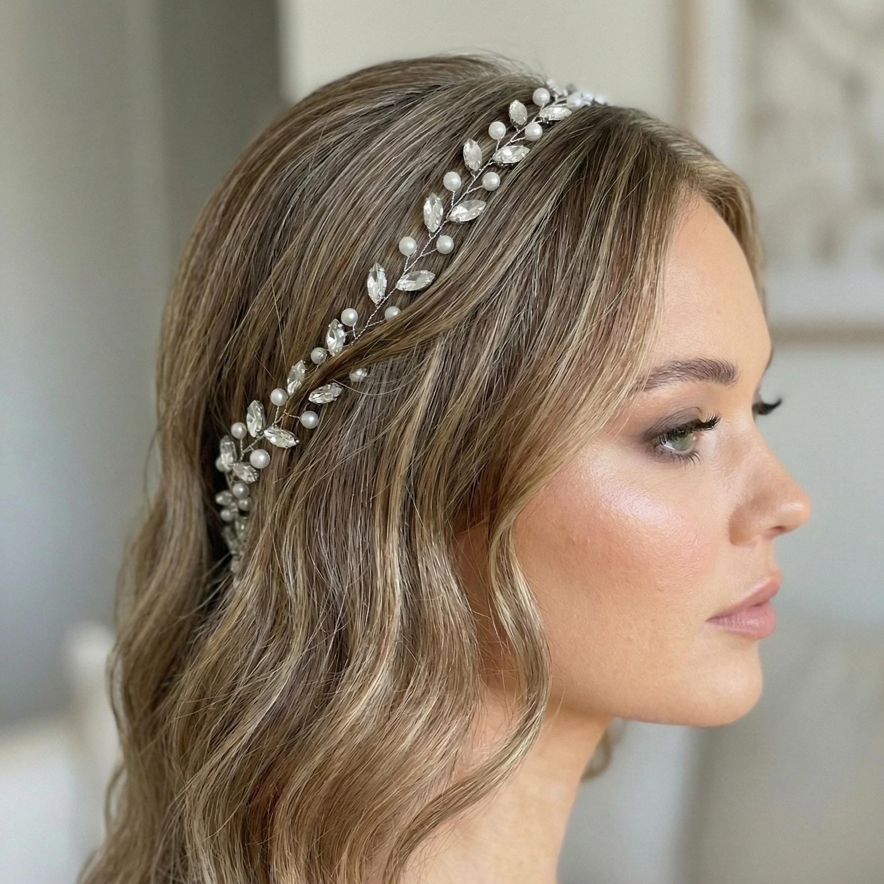 Flexible Haarranke mit marmorierten Perlen für Brautfrisuren - AVYRAA BRIDAL