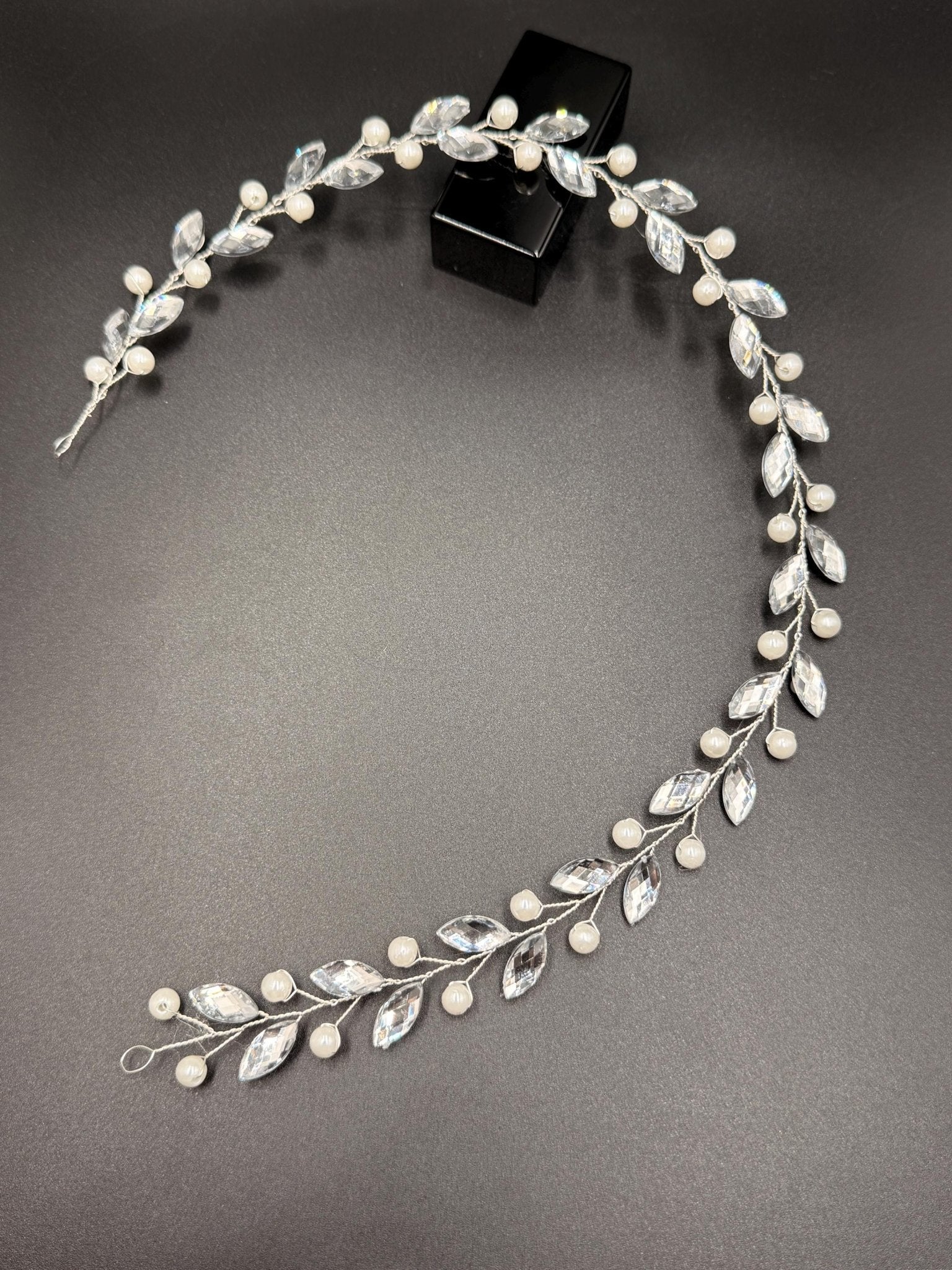 Flexible Haarranke mit marmorierten Perlen für Brautfrisuren - AVYRAA BRIDAL
