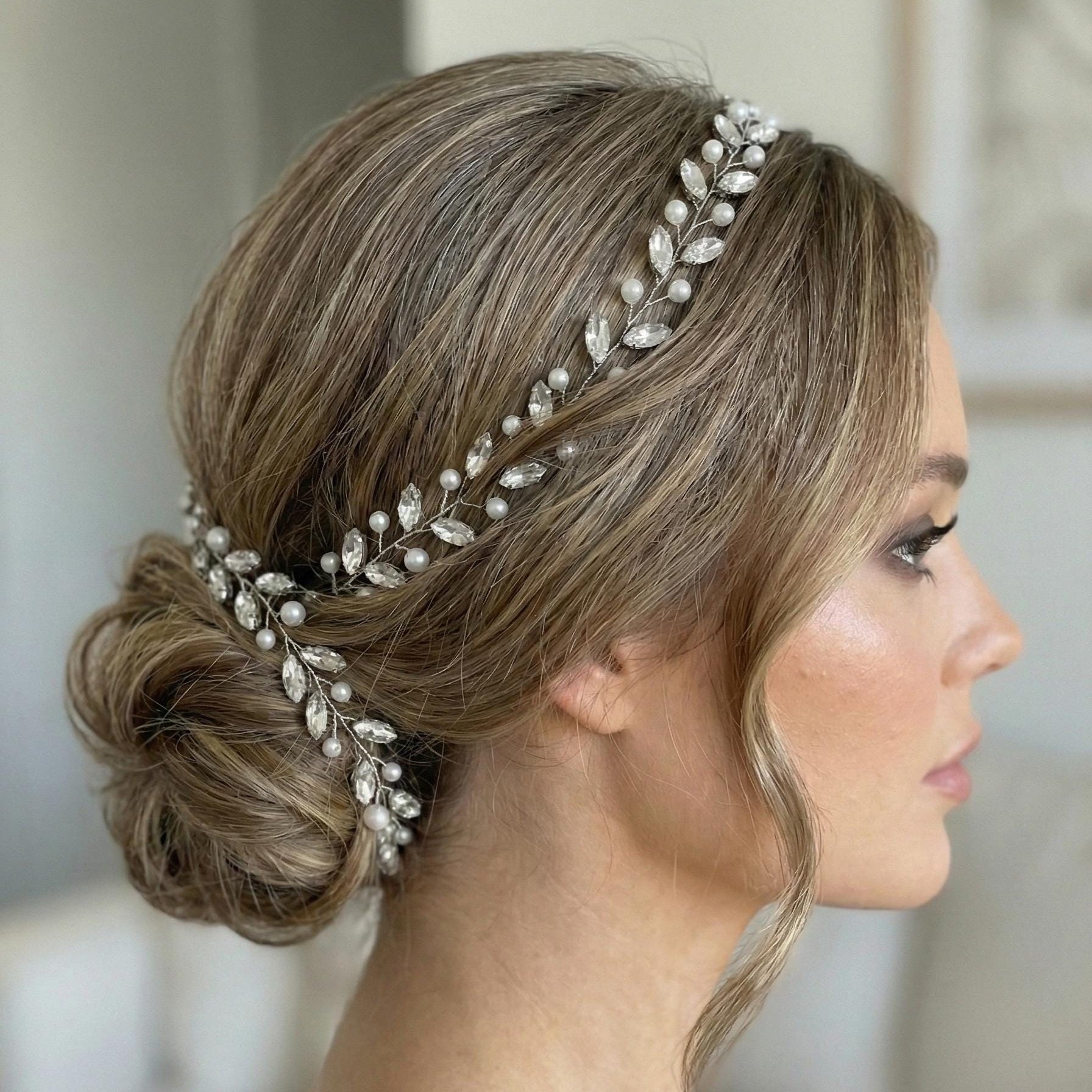 Flexible Haarranke mit marmorierten Perlen für Brautfrisuren - AVYRAA BRIDAL