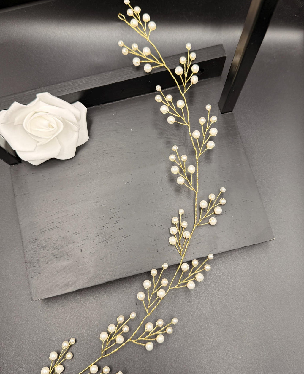 Flexible Perlen Haarranke in Gold oder Silber für Bräute - AVYRAA BRIDAL