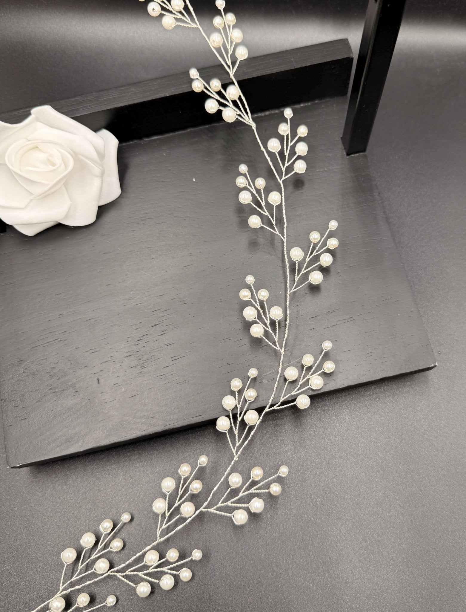 Flexible Perlen Haarranke in Gold oder Silber für Bräute - AVYRAA BRIDAL