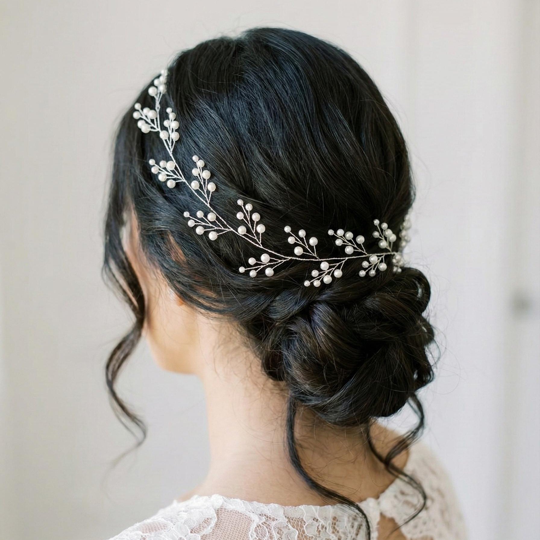 Flexible Perlen Haarranke in Gold oder Silber für Bräute - AVYRAA BRIDAL