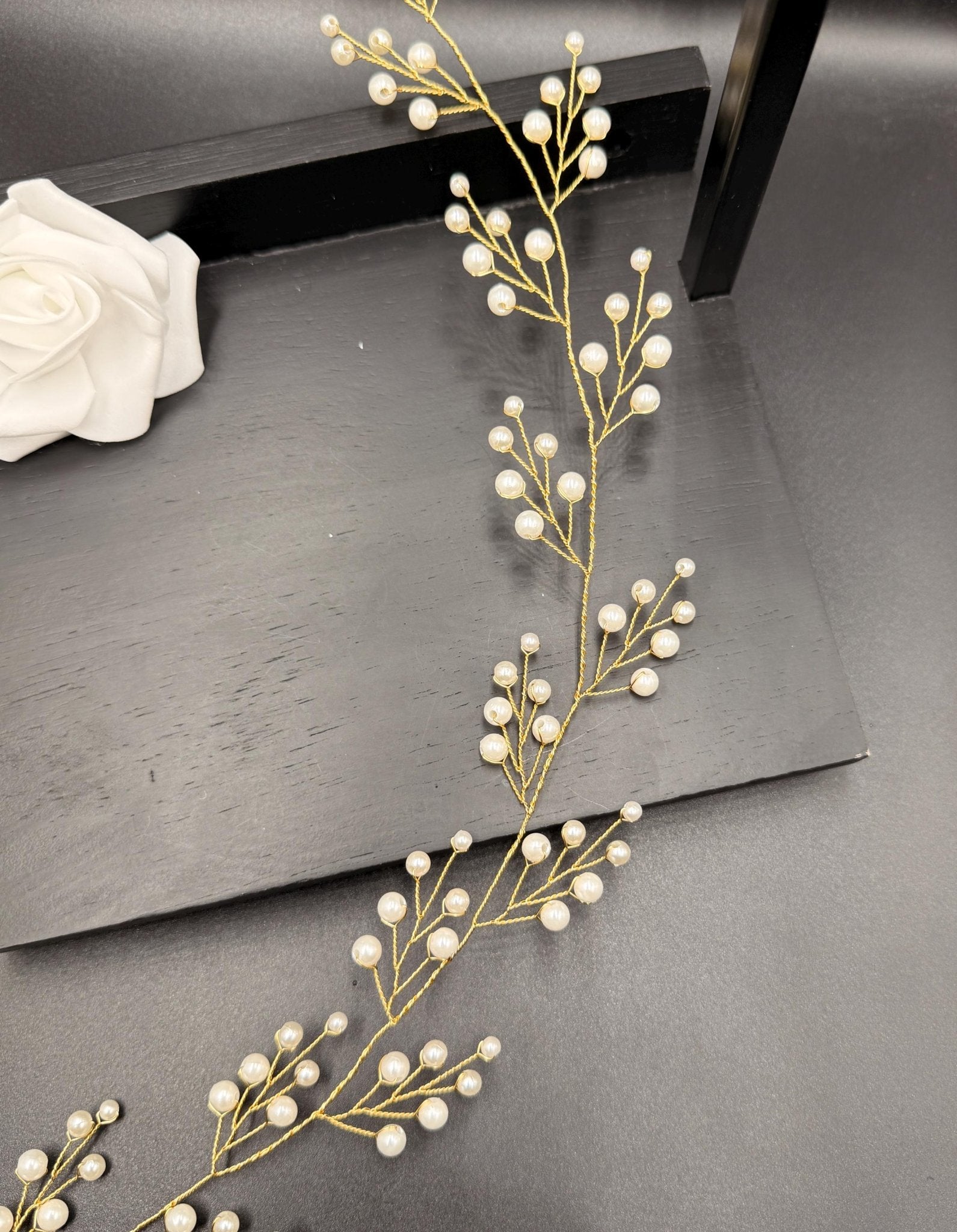 Flexible Perlen Haarranke in Gold oder Silber für Bräute - AVYRAA BRIDAL