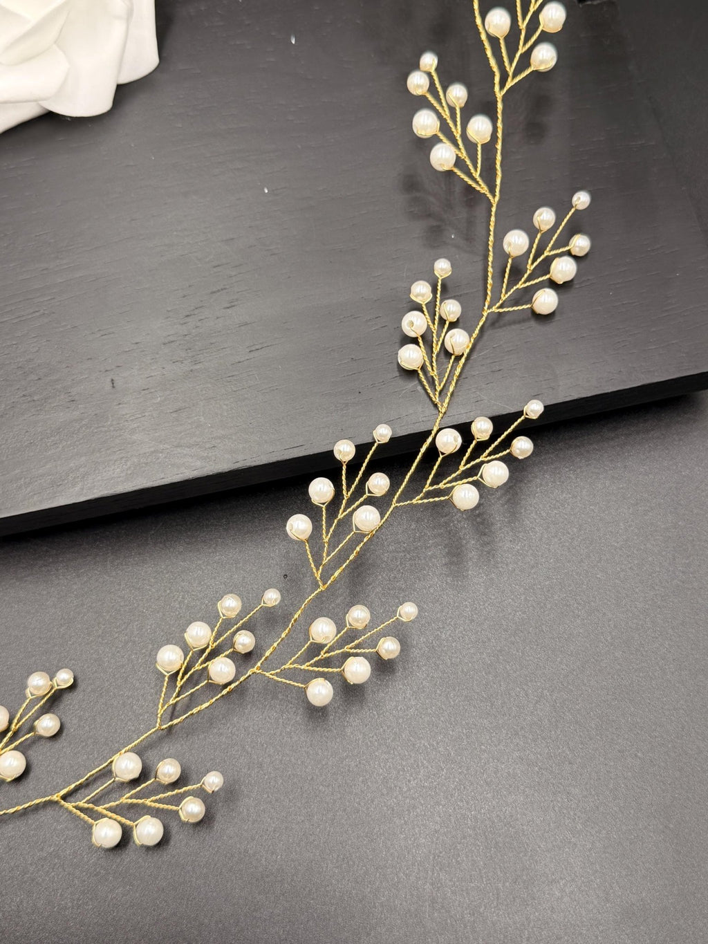 Flexible Perlen Haarranke in Gold oder Silber für Bräute - AVYRAA BRIDAL