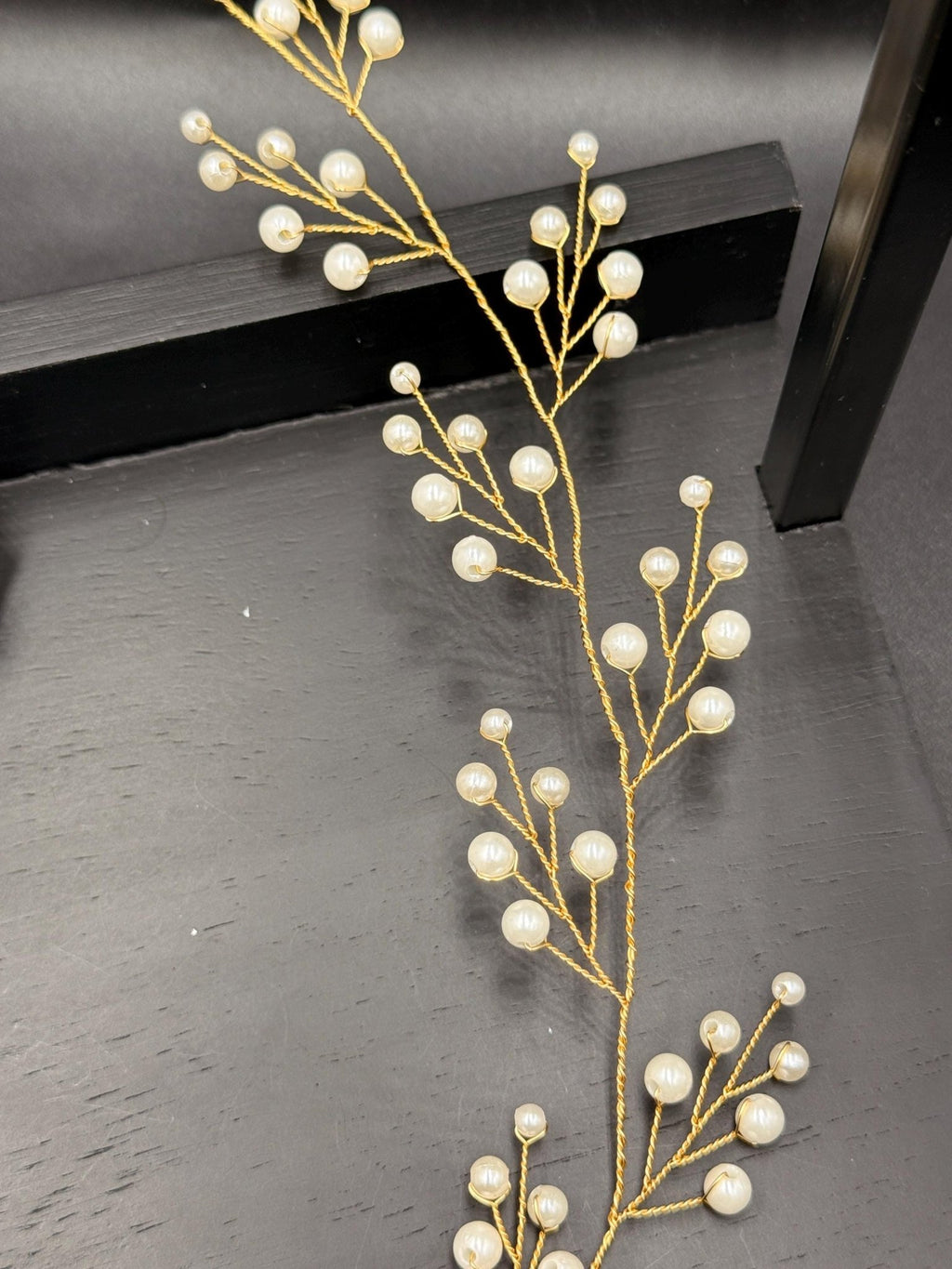 Flexible Perlen Haarranke in Gold oder Silber für Bräute - AVYRAA BRIDAL