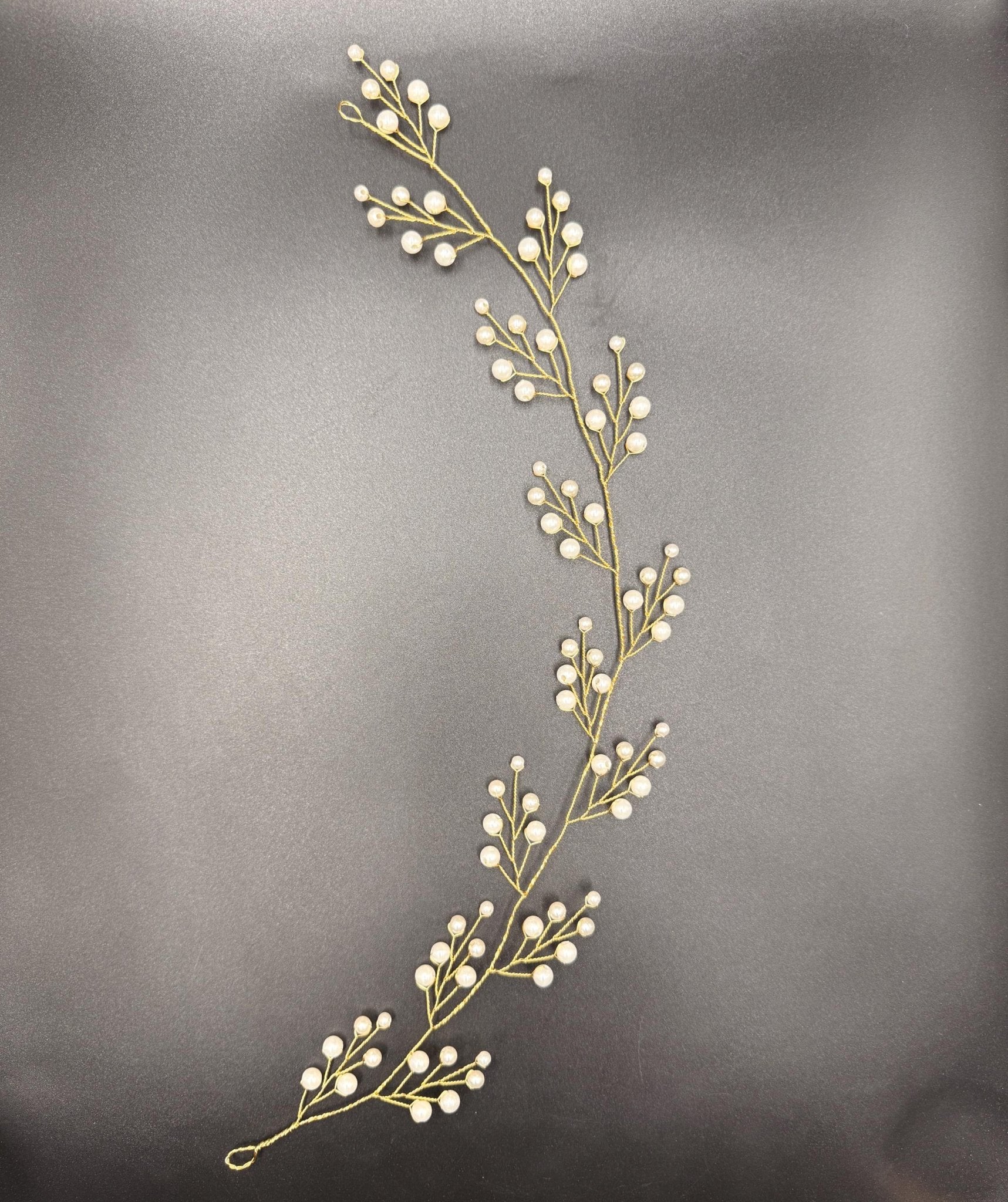 Flexible Perlen Haarranke in Gold oder Silber für Bräute - AVYRAA BRIDAL