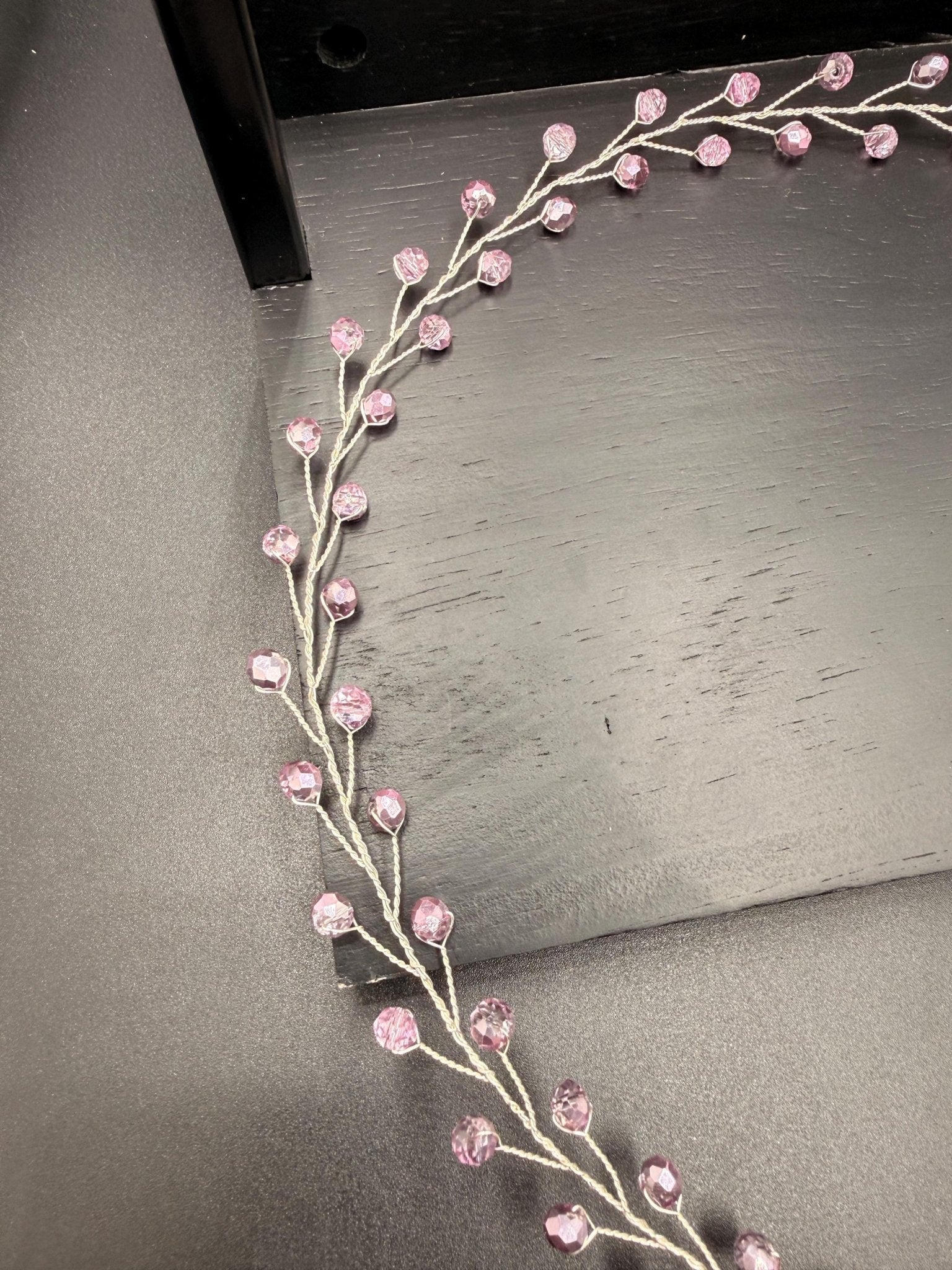 Fliederfarbener Kristall Hair Vine – Zarter handgefertigter Braut Haarschmuck, flexibles lineares Headpiece in Wunschlänge - AVYRAA BRIDAL