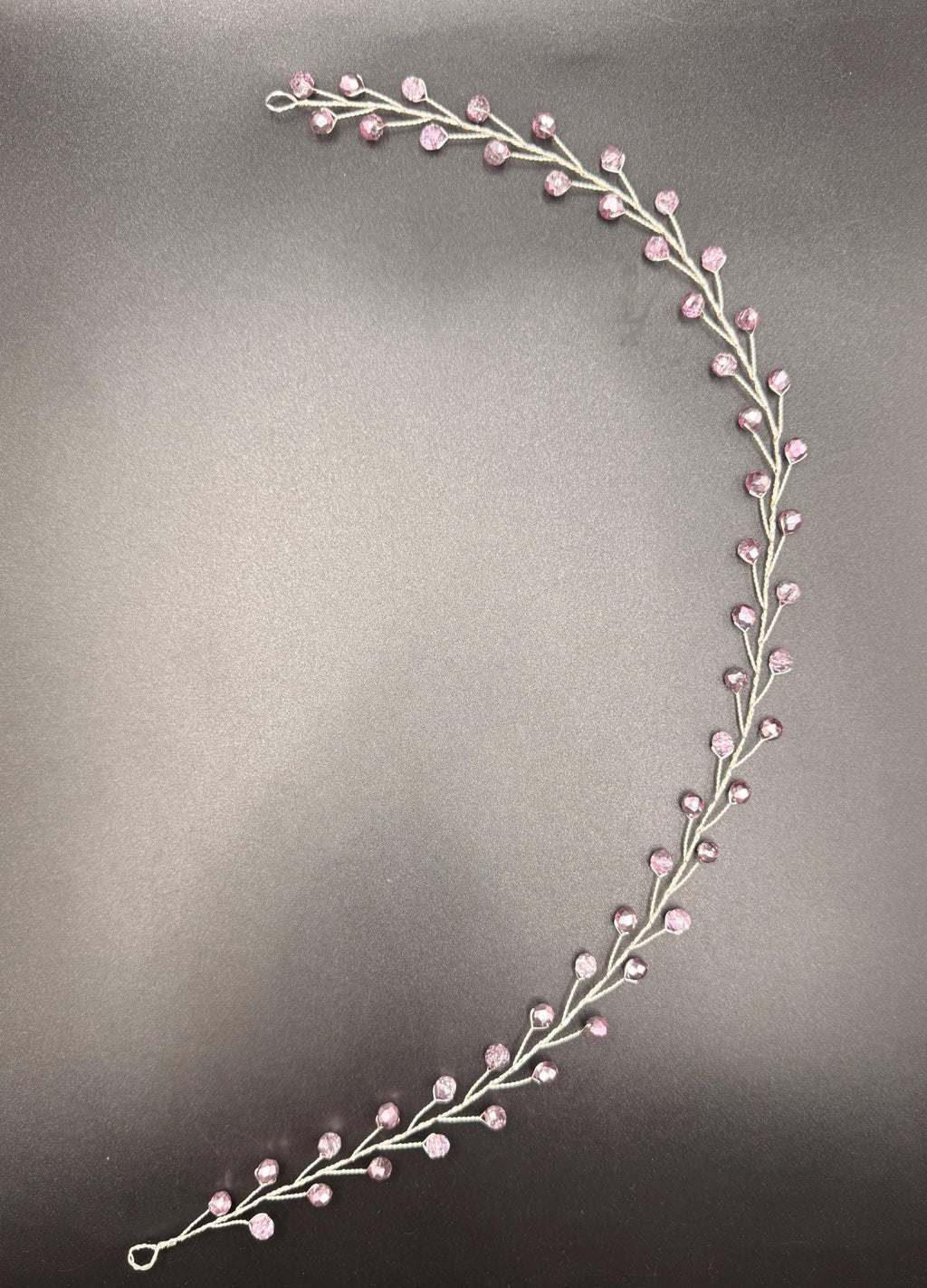 Fliederfarbener Kristall Hair Vine – Zarter handgefertigter Braut Haarschmuck, flexibles lineares Headpiece in Wunschlänge - AVYRAA BRIDAL