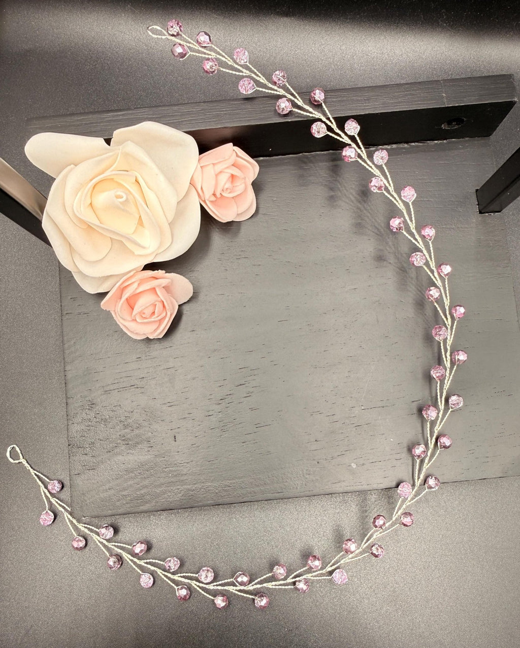 Fliederfarbener Kristall Hair Vine – Zarter handgefertigter Braut Haarschmuck, flexibles lineares Headpiece in Wunschlänge - AVYRAA BRIDAL