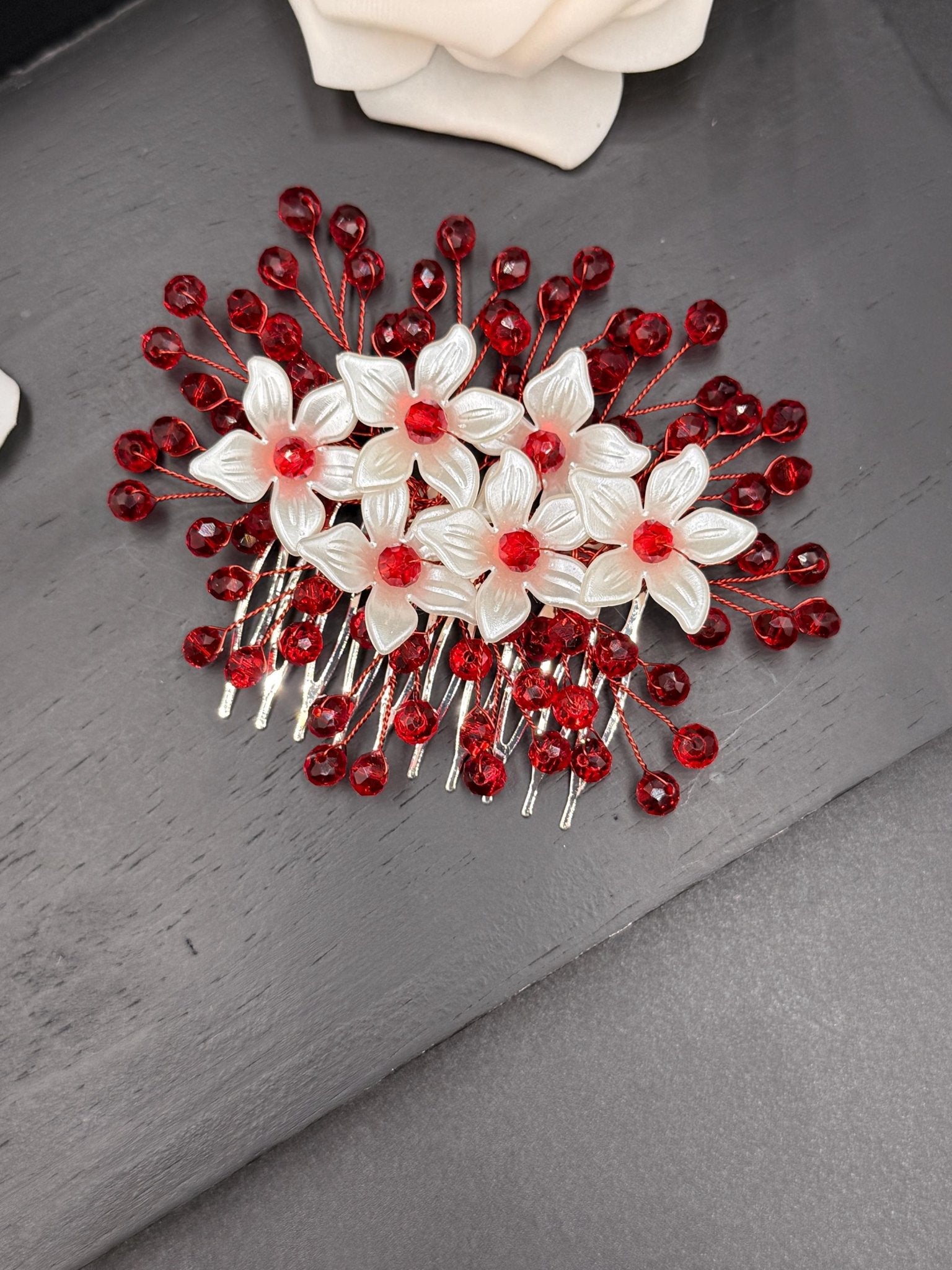 Floraler Braut Haarkamm mit roten Kristallen, Eleganter Hochzeit Haarschmuck - AVYRAA BRIDAL