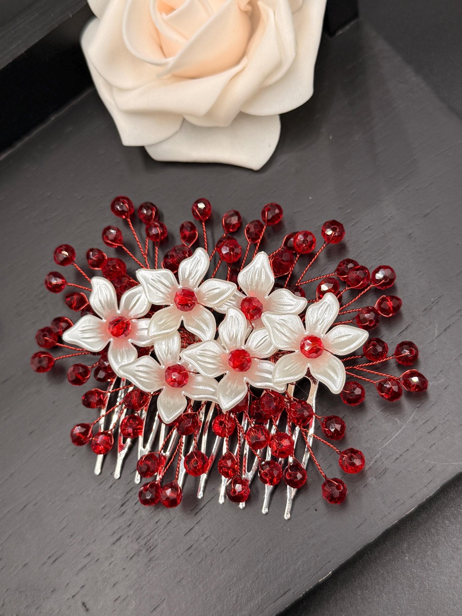 Floraler Braut Haarkamm mit roten Kristallen, Eleganter Hochzeit Haarschmuck - AVYRAA BRIDAL