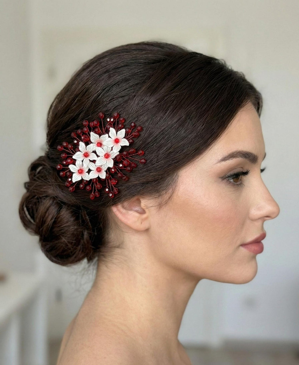 Floraler Braut Haarkamm mit roten Kristallen, Eleganter Hochzeit Haarschmuck - AVYRAA BRIDAL