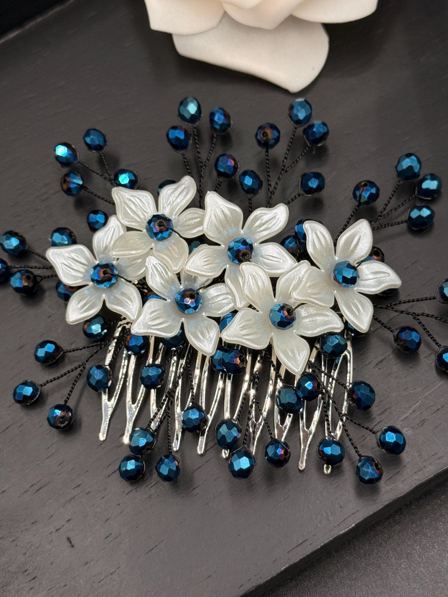 Floraler Braut Haarkamm mit tiefblauen Kristallen, Eleganter Hochzeit Haarschmuck - AVYRAA BRIDAL