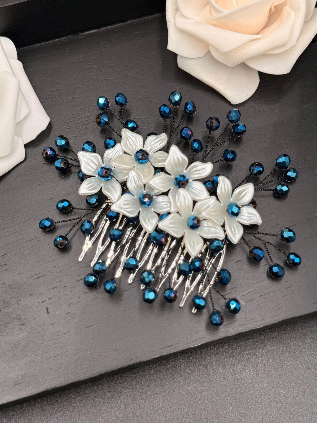 Floraler Braut Haarkamm mit tiefblauen Kristallen, Eleganter Hochzeit Haarschmuck - AVYRAA BRIDAL
