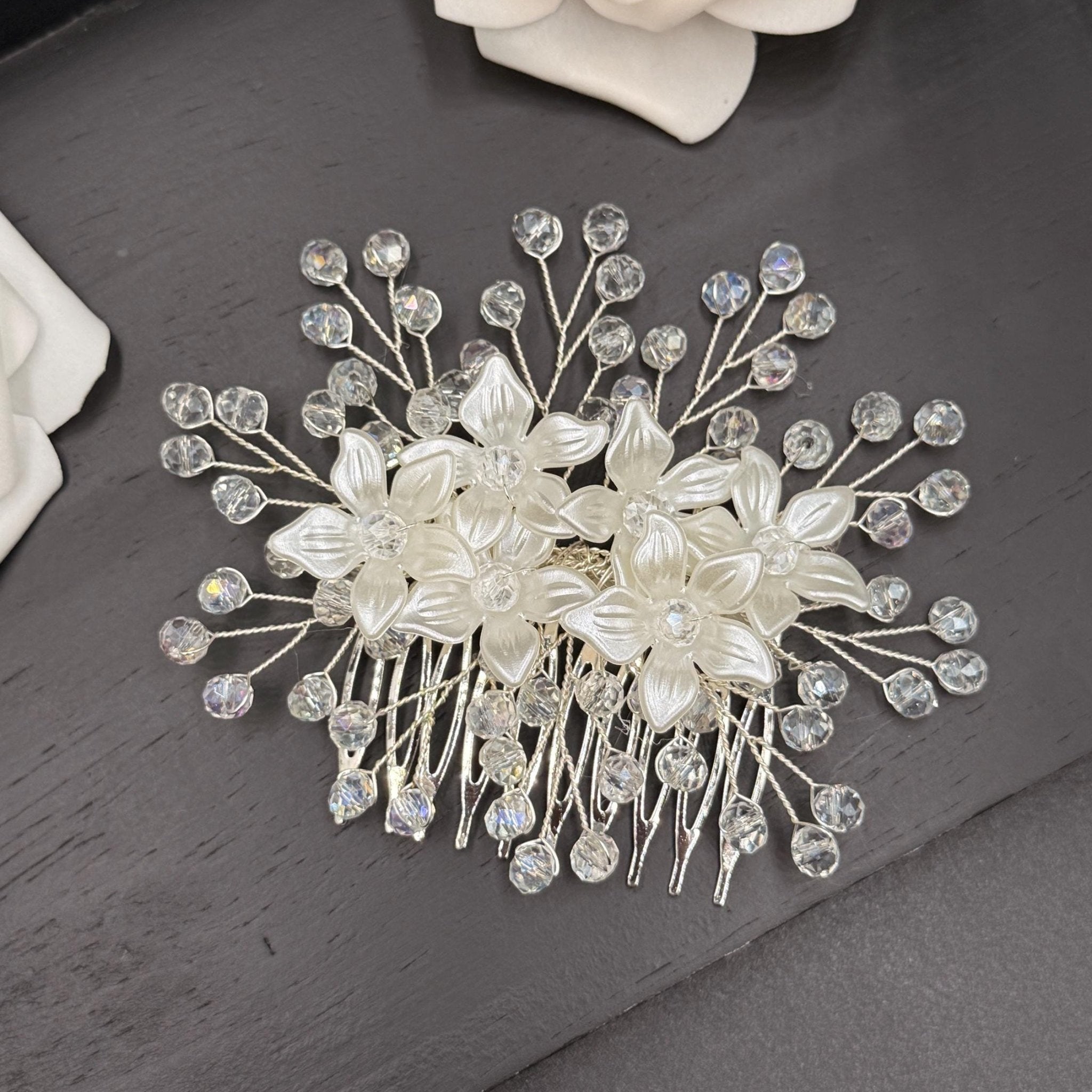 Floraler Braut Haarkamm mit transparenten Kristallen - AVYRAA BRIDAL
