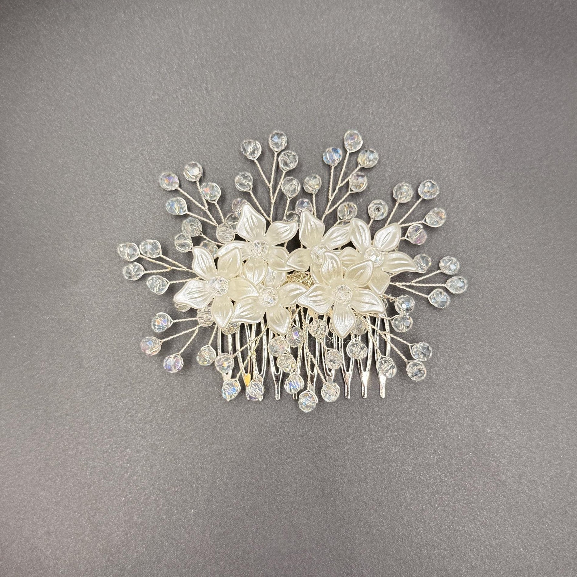 Floraler Braut Haarkamm mit transparenten Kristallen - AVYRAA BRIDAL
