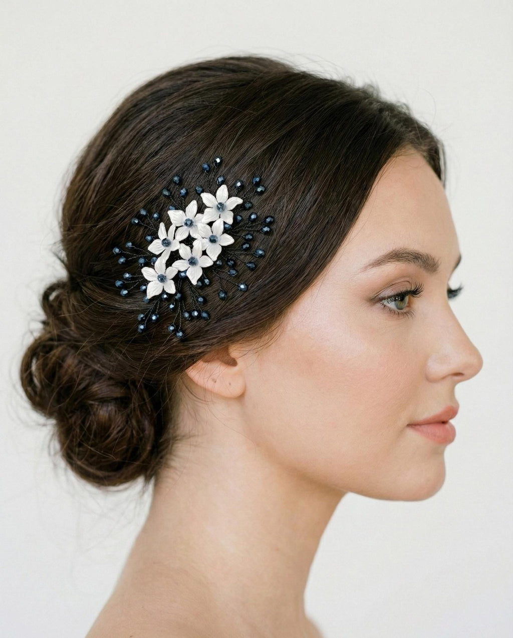 Floraler Haarkamm mit dunkelblauen Kristallen für Braut, Eleganter Hochzeit Haarschmuck mit Blumen - AVYRAA BRIDAL