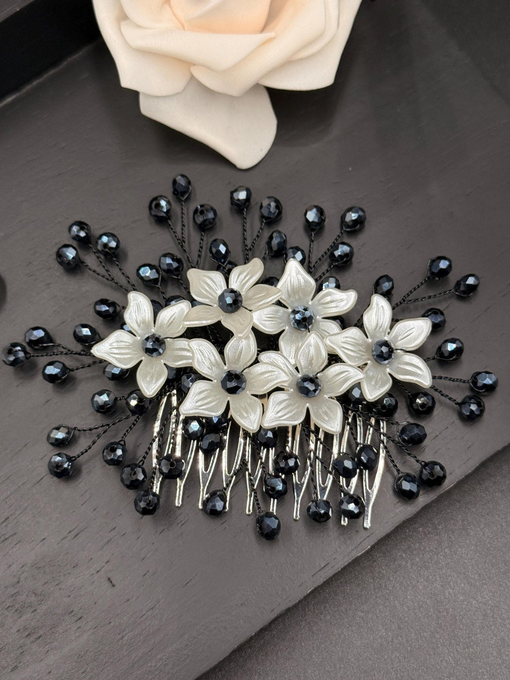 Floraler Haarkamm mit dunkelblauen Kristallen für Braut, Eleganter Hochzeit Haarschmuck mit Blumen - AVYRAA BRIDAL