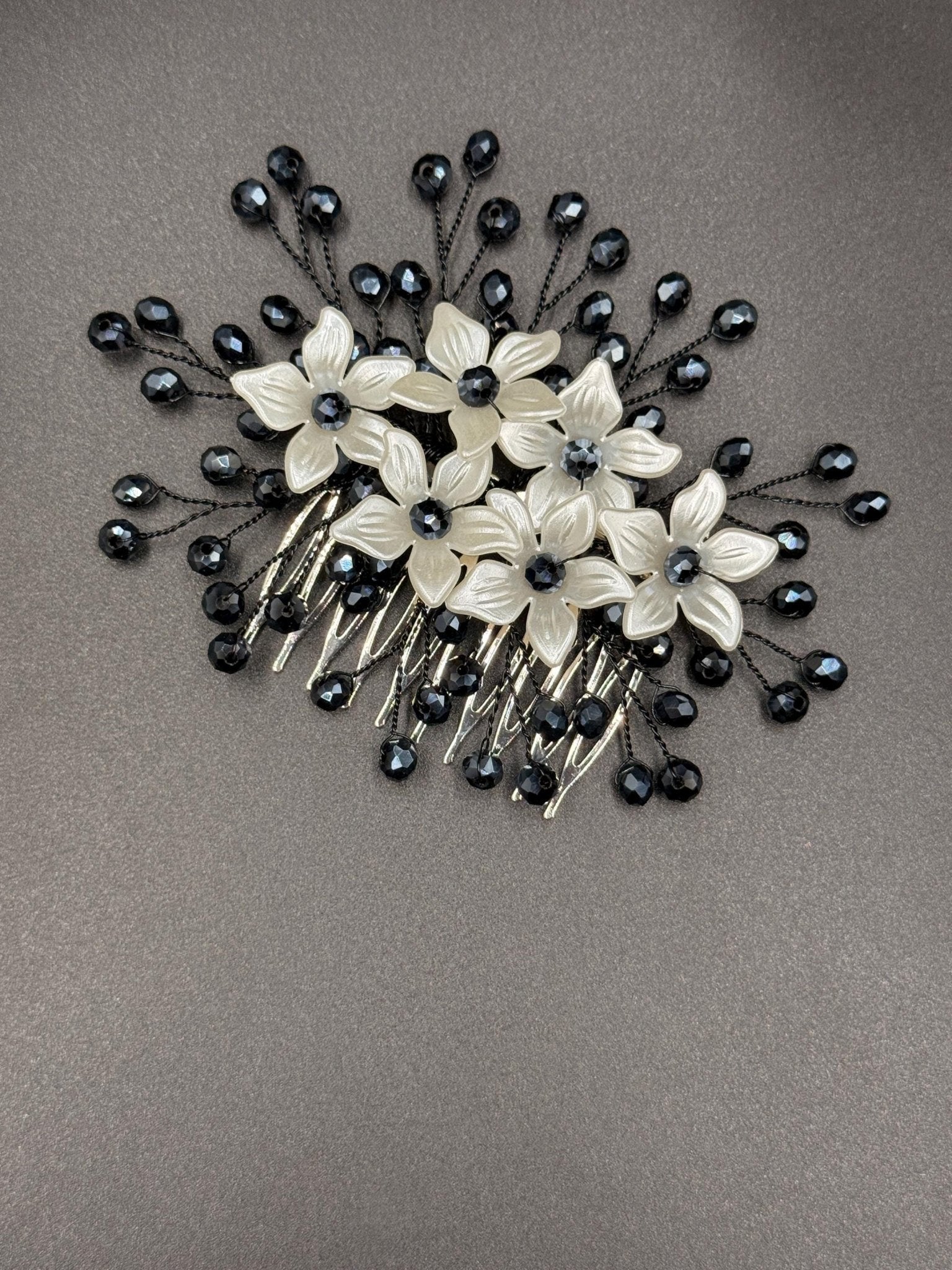 Floraler Haarkamm mit dunkelblauen Kristallen für Braut, Eleganter Hochzeit Haarschmuck mit Blumen - AVYRAA BRIDAL