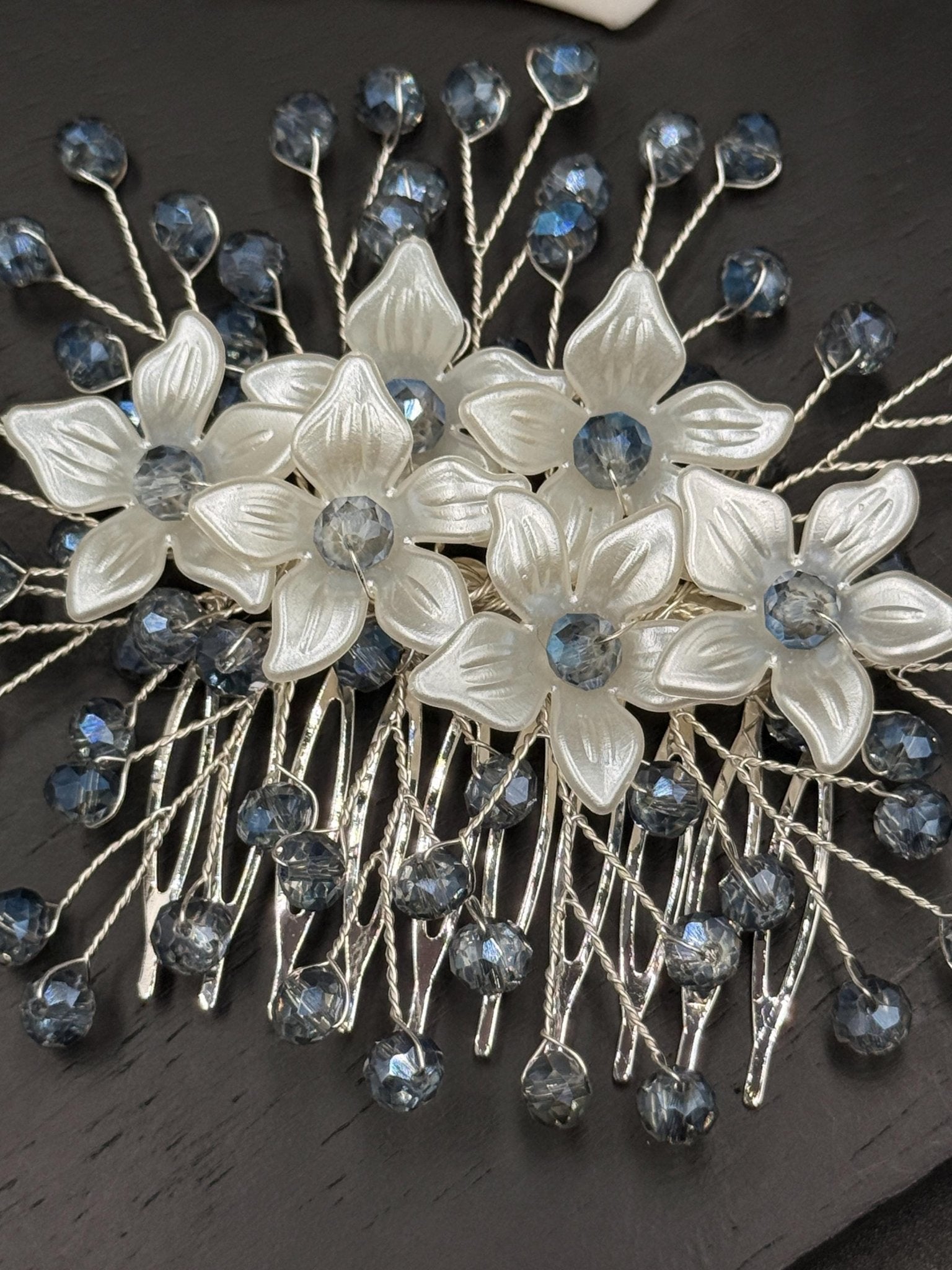 Floraler Haarkamm mit hellblauen Kristallen für Braut, Eleganter Hochzeit Haarschmuck mit Blumen - AVYRAA BRIDAL