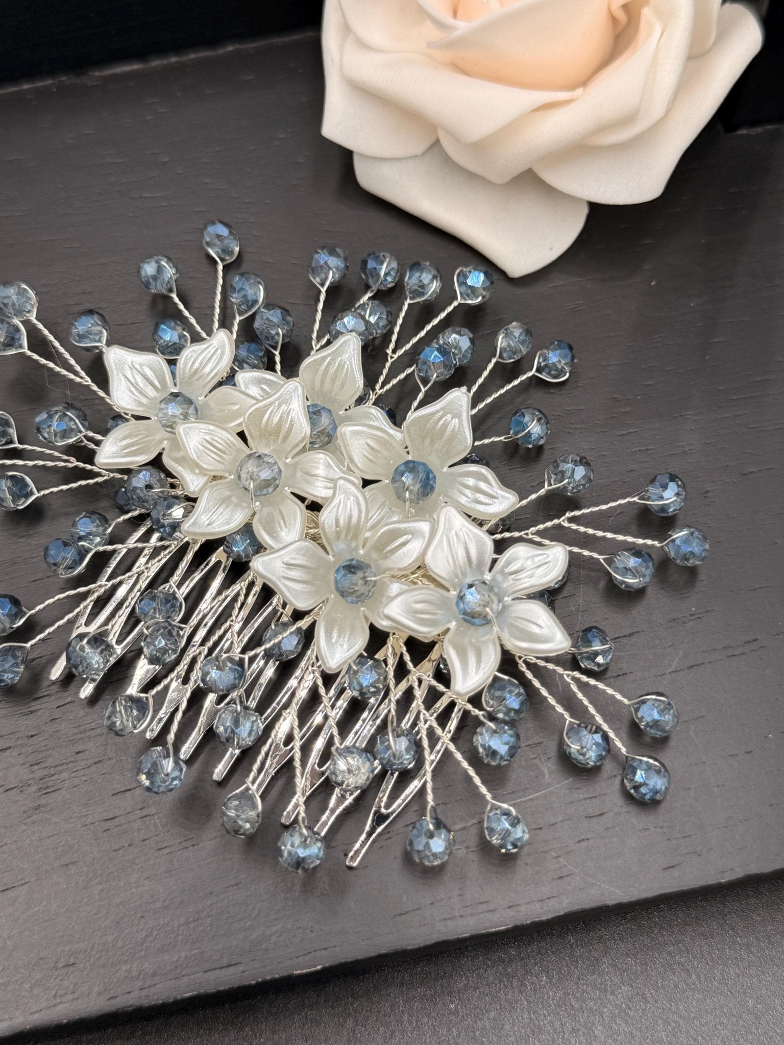 Floraler Haarkamm mit hellblauen Kristallen für Braut, Eleganter Hochzeit Haarschmuck mit Blumen - AVYRAA BRIDAL