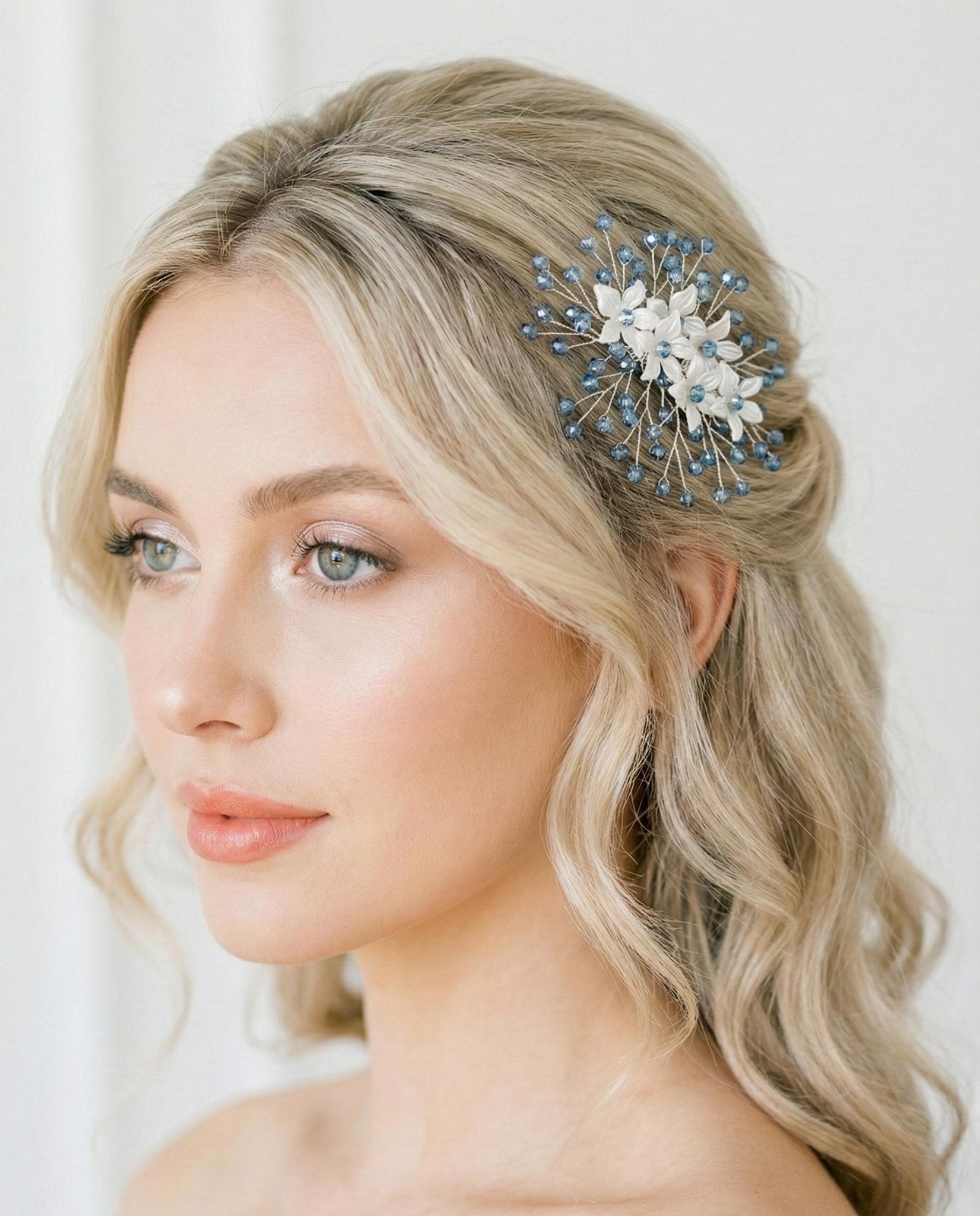 Floraler Haarkamm mit hellblauen Kristallen für Braut, Eleganter Hochzeit Haarschmuck mit Blumen - AVYRAA BRIDAL