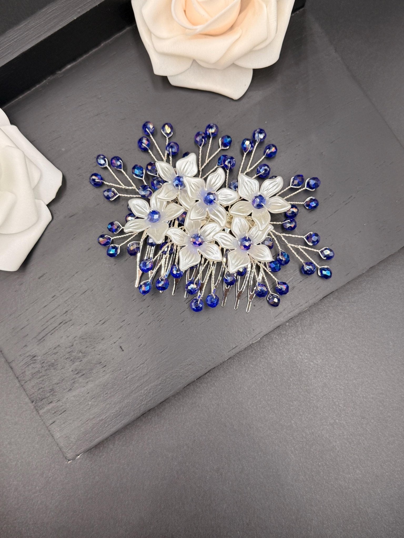 Floraler Haarkamm mit intensiven blauen Kristallen für Braut, Eleganter Hochzeit Haarschmuck mit Blumen - AVYRAA BRIDAL
