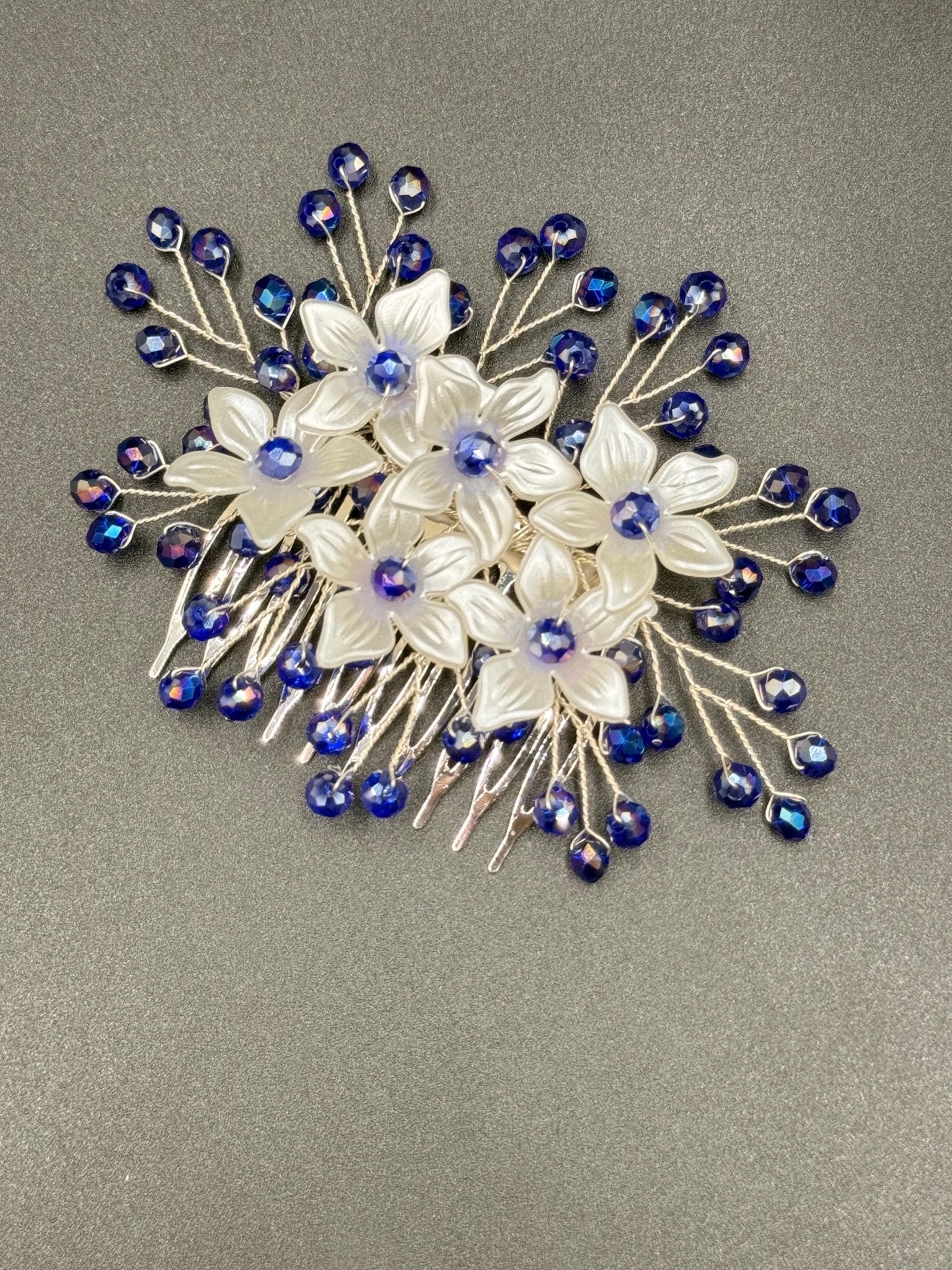 Floraler Haarkamm mit intensiven blauen Kristallen für Braut, Eleganter Hochzeit Haarschmuck mit Blumen - AVYRAA BRIDAL