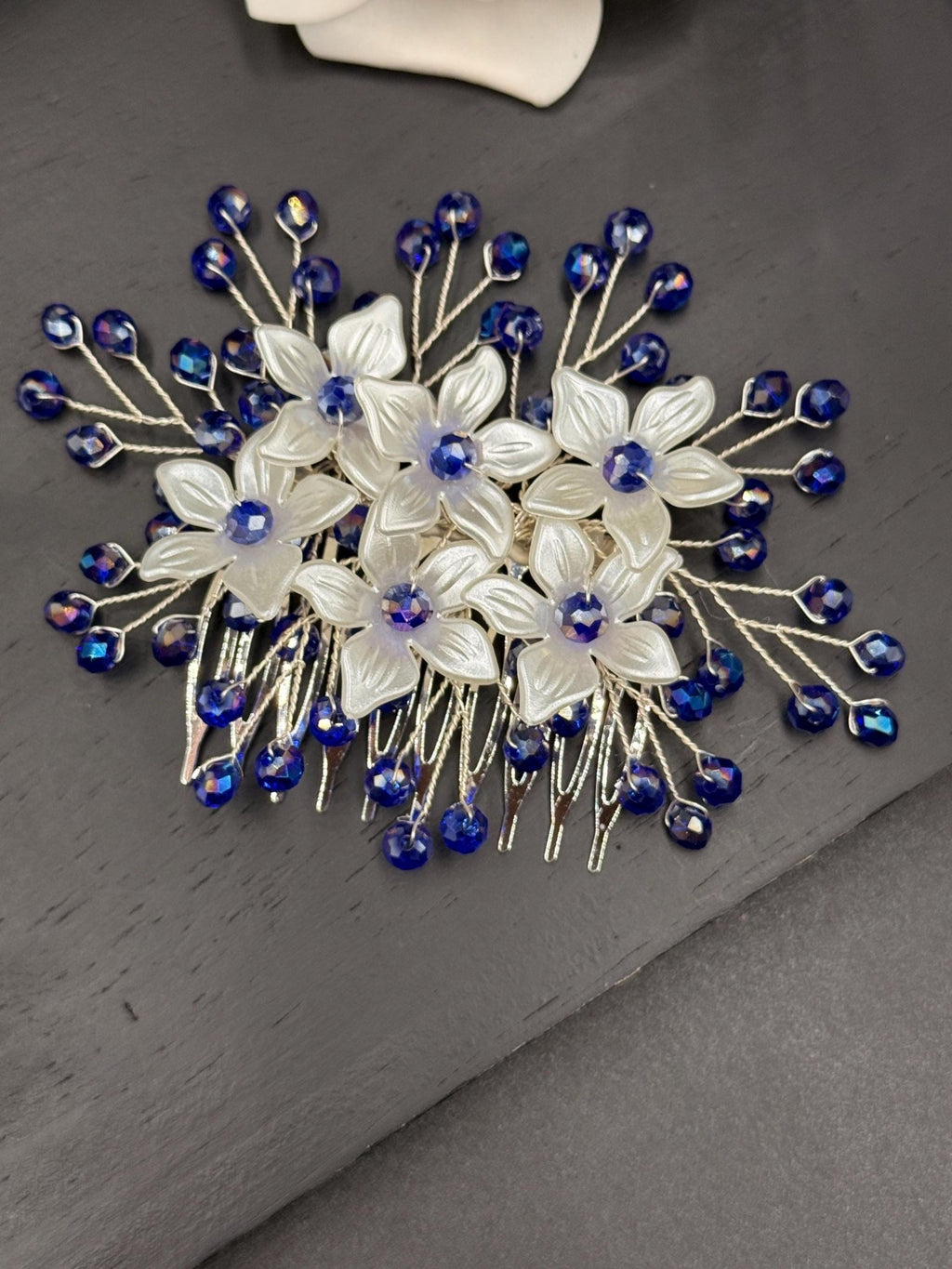 Floraler Haarkamm mit intensiven blauen Kristallen für Braut, Eleganter Hochzeit Haarschmuck mit Blumen - AVYRAA BRIDAL