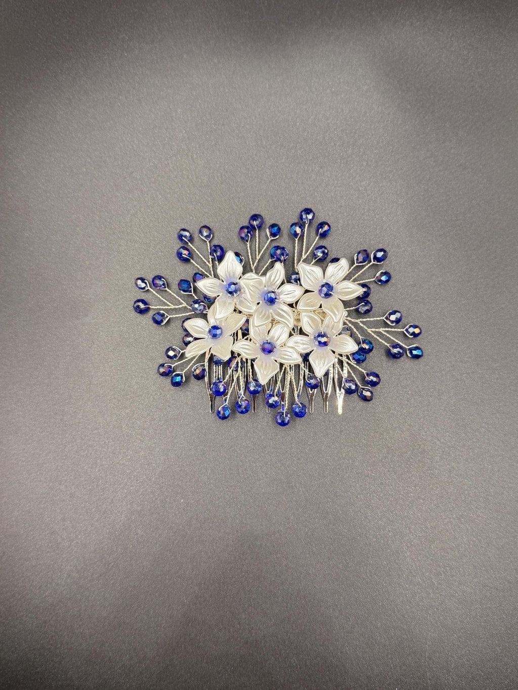 Floraler Haarkamm mit intensiven blauen Kristallen für Braut, Eleganter Hochzeit Haarschmuck mit Blumen - AVYRAA BRIDAL