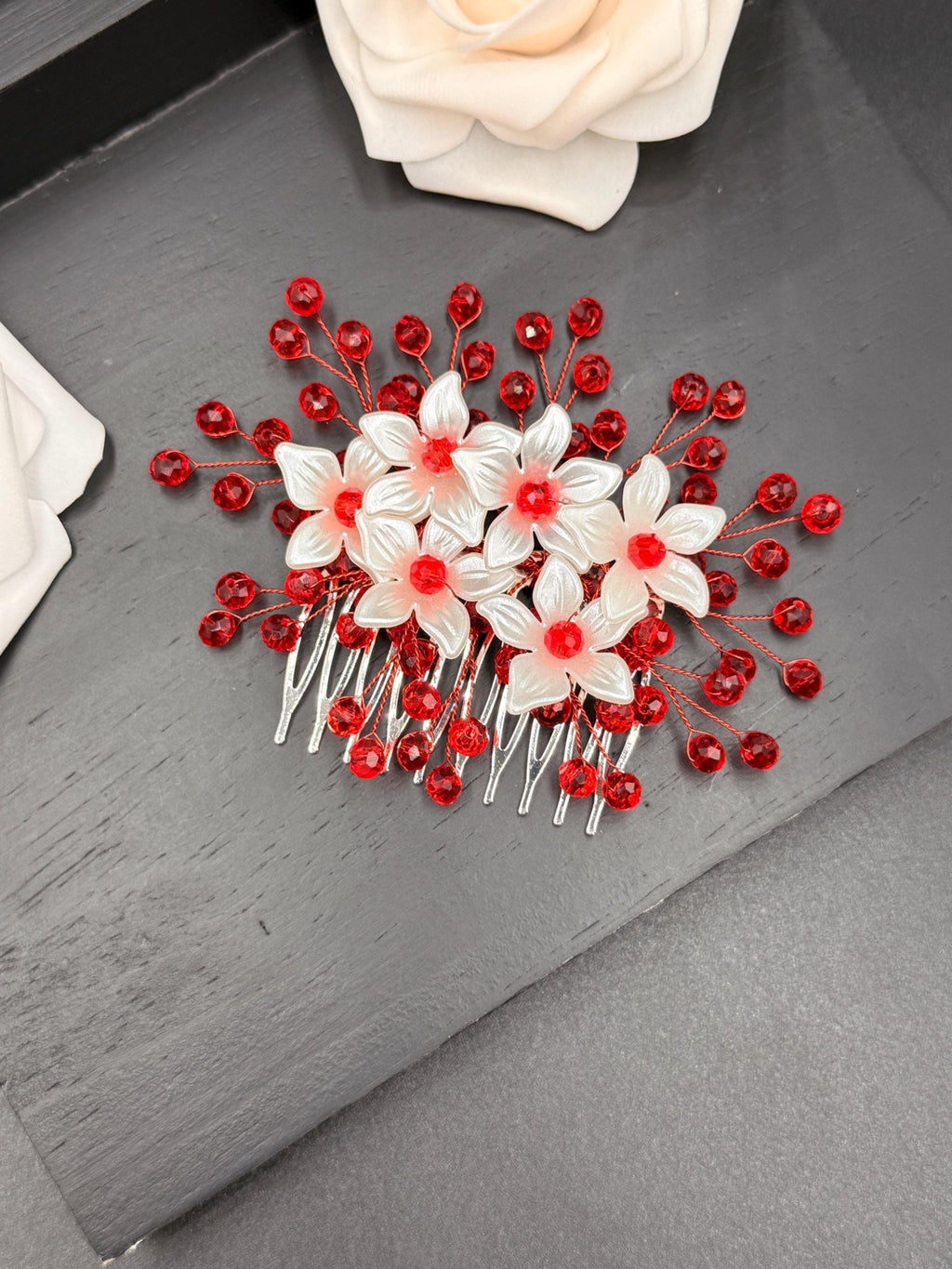 Floraler Haarkamm mit roten Kristallen und Blumen, Braut Haarschmuck, Hochzeitsaccessoire, eleganter Haarclip für Brautfrisur - AVYRAA BRIDAL