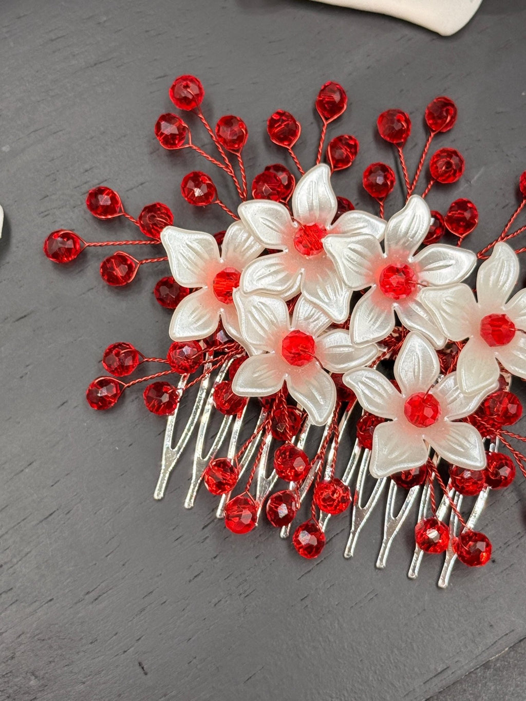 Floraler Haarkamm mit roten Kristallen und Blumen, Braut Haarschmuck, Hochzeitsaccessoire, eleganter Haarclip für Brautfrisur - AVYRAA BRIDAL