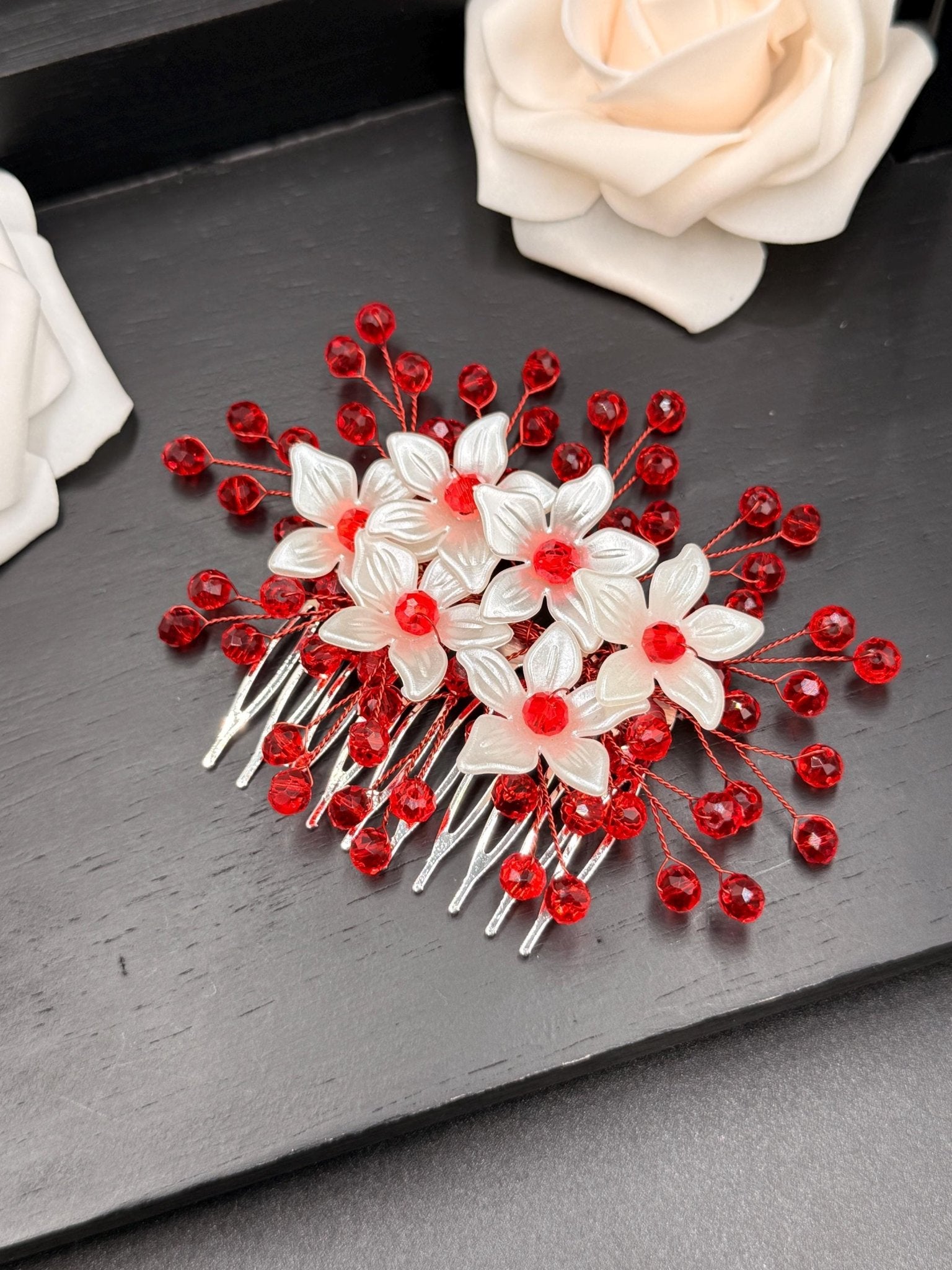 Floraler Haarkamm mit roten Kristallen und Blumen, Braut Haarschmuck, Hochzeitsaccessoire, eleganter Haarclip für Brautfrisur - AVYRAA BRIDAL