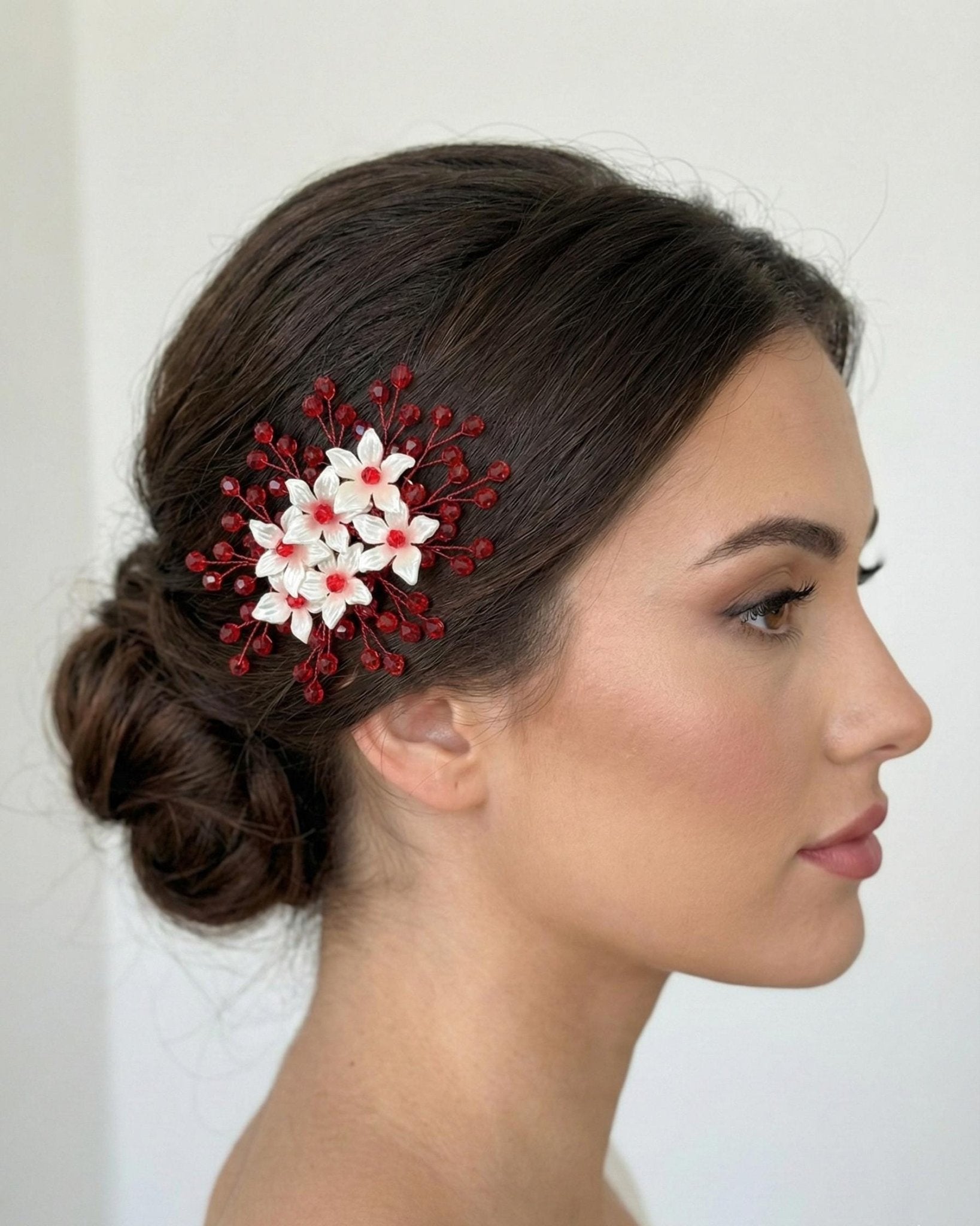 Floraler Haarkamm mit roten Kristallen und Blumen, Braut Haarschmuck, Hochzeitsaccessoire, eleganter Haarclip für Brautfrisur - AVYRAA BRIDAL
