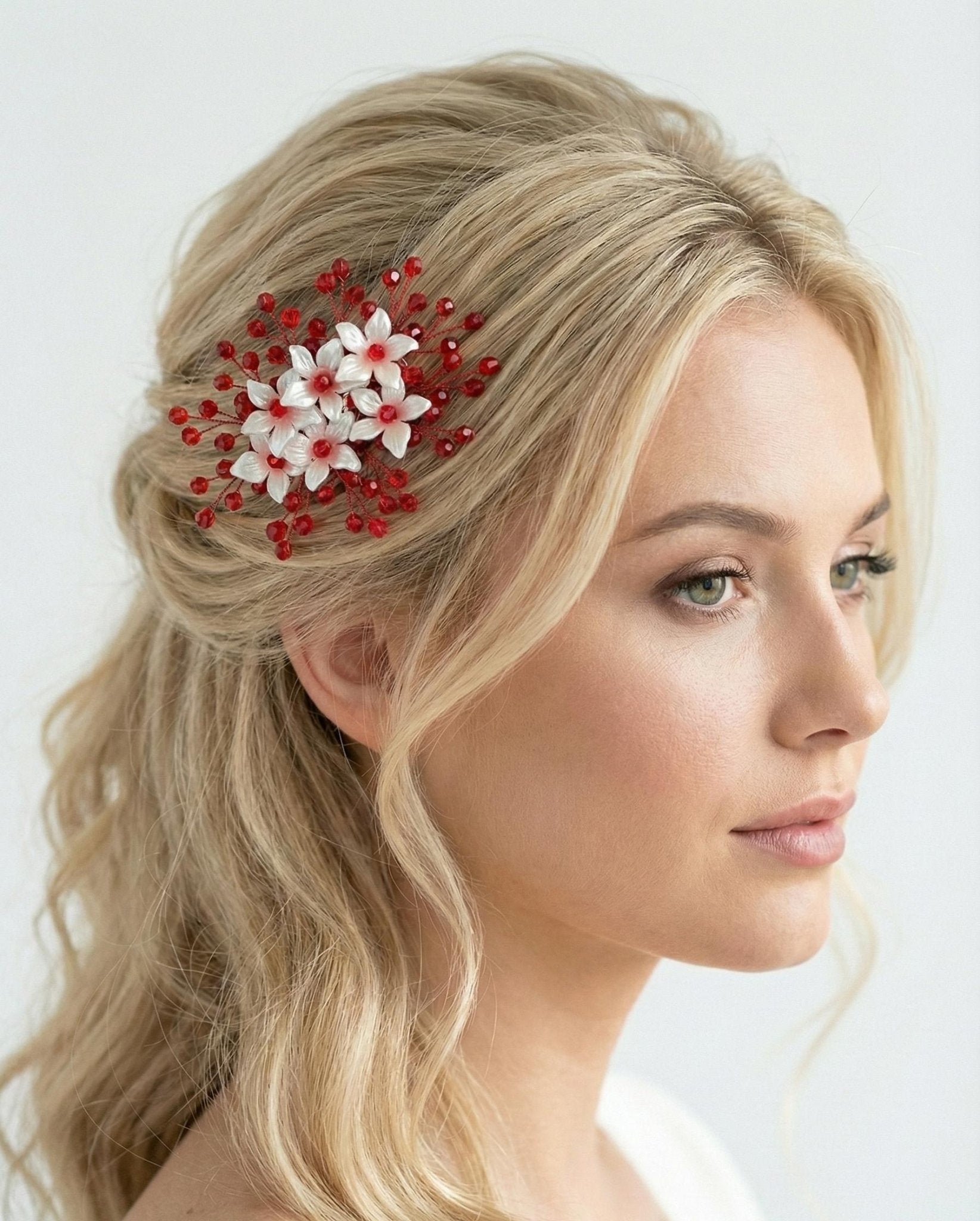 Floraler Haarkamm mit roten Kristallen und Blumen, Braut Haarschmuck, Hochzeitsaccessoire, eleganter Haarclip für Brautfrisur - AVYRAA BRIDAL