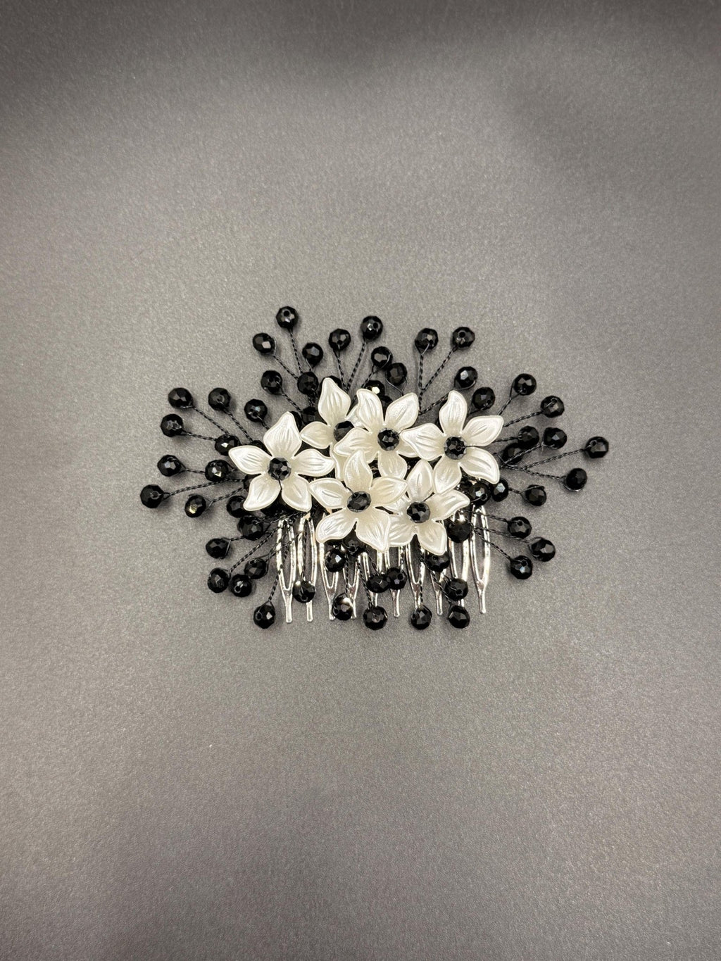 Floraler Haarkamm mit schwarzen Kristallen für Braut, Eleganter Hochzeit Haarschmuck mit Blumen - AVYRAA BRIDAL