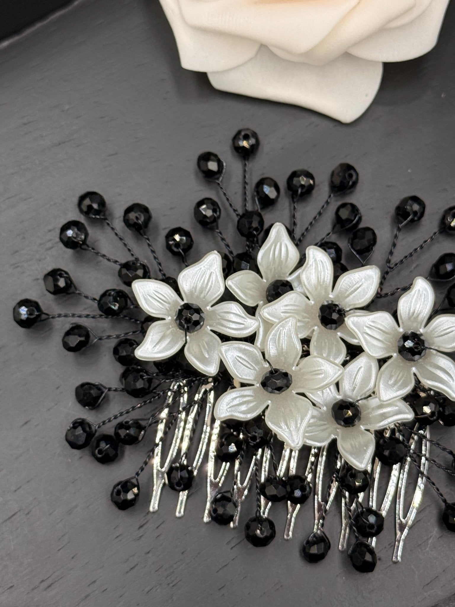 Floraler Haarkamm mit schwarzen Kristallen für Braut, Eleganter Hochzeit Haarschmuck mit Blumen - AVYRAA BRIDAL