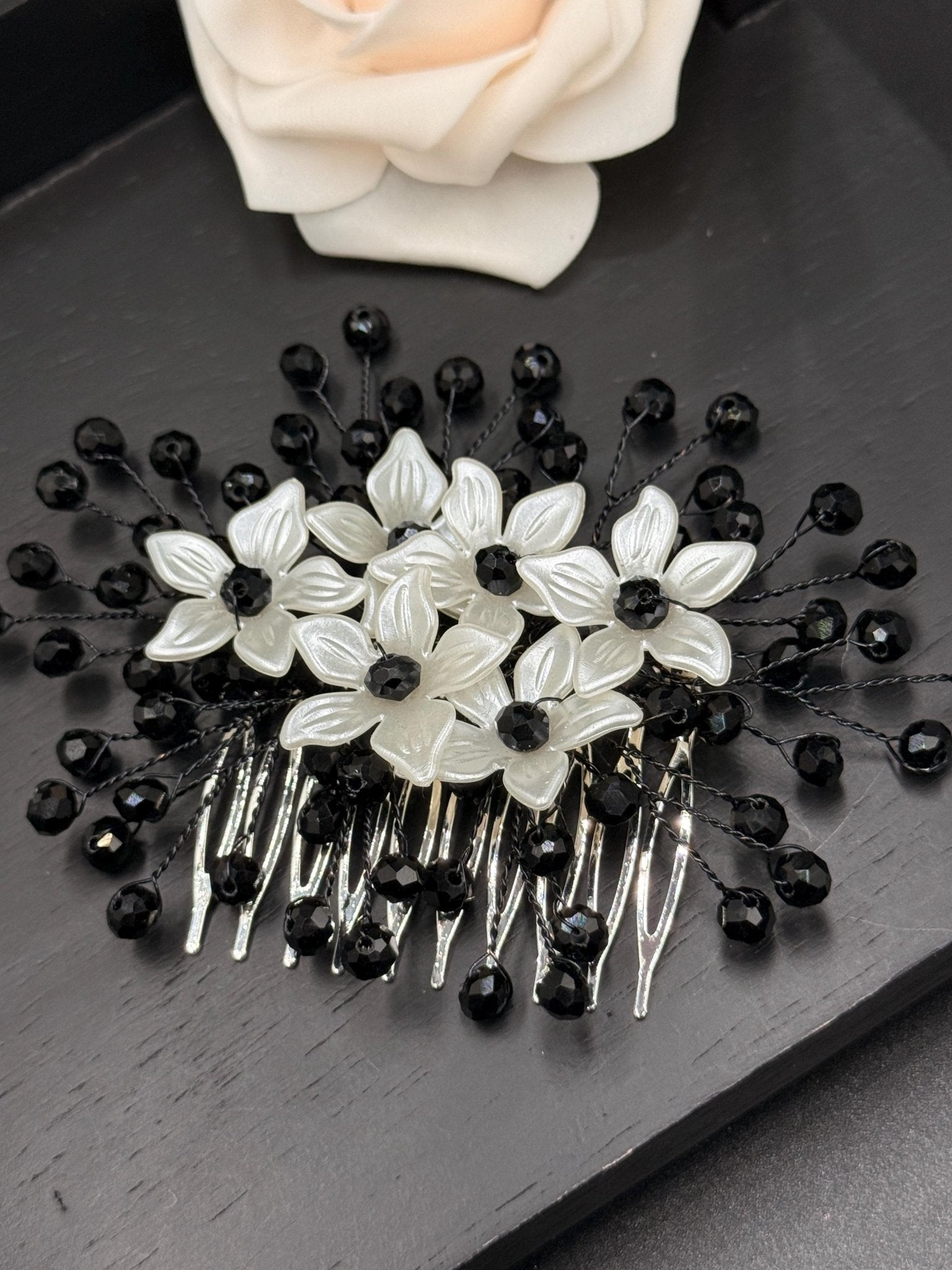 Floraler Haarkamm mit schwarzen Kristallen für Braut, Eleganter Hochzeit Haarschmuck mit Blumen - AVYRAA BRIDAL