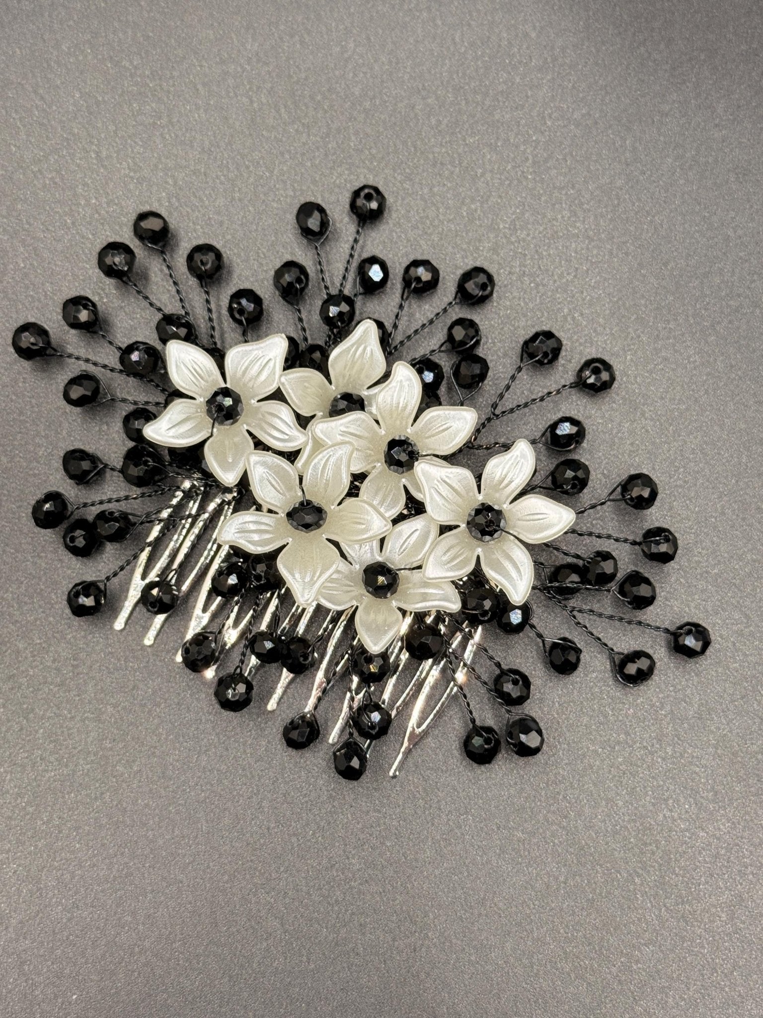 Floraler Haarkamm mit schwarzen Kristallen für Braut, Eleganter Hochzeit Haarschmuck mit Blumen - AVYRAA BRIDAL