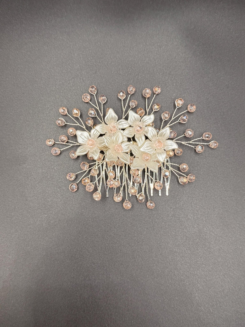 Floraler Haarkamm mit zartrosa Kristallen für Braut, Eleganter Hochzeit Haarschmuck mit Blumen - AVYRAA BRIDAL