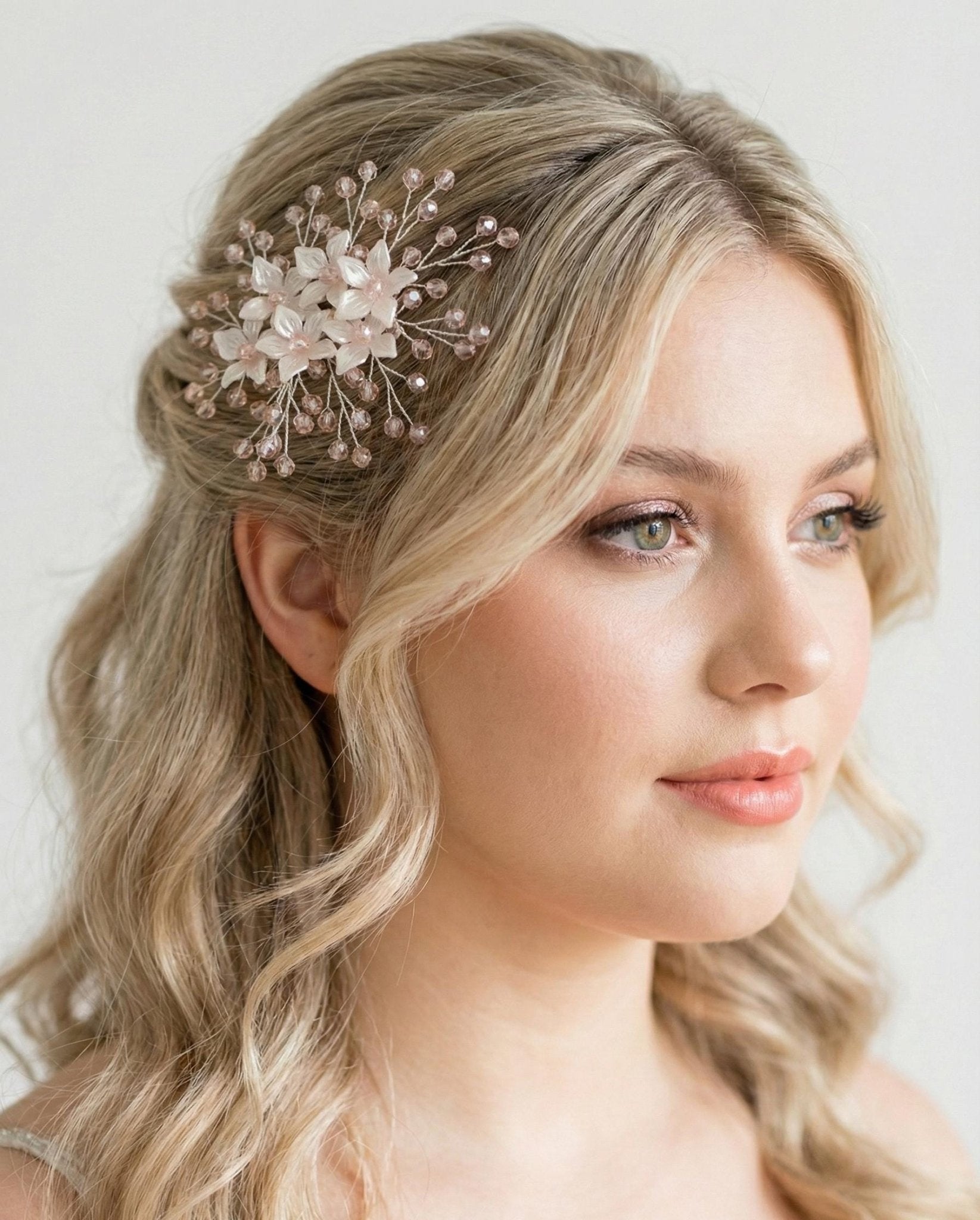 Floraler Haarkamm mit zartrosa Kristallen für Braut, Eleganter Hochzeit Haarschmuck mit Blumen - AVYRAA BRIDAL